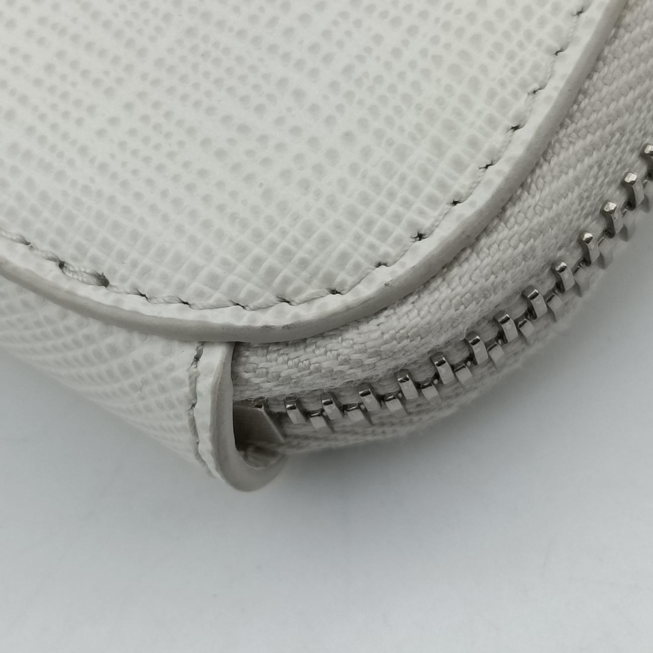 Triangle Logo Plate White SAFFIANO Leather 1NR015 234トライアングルロゴ ホワイト サフィアーノレザー 1NR015 234