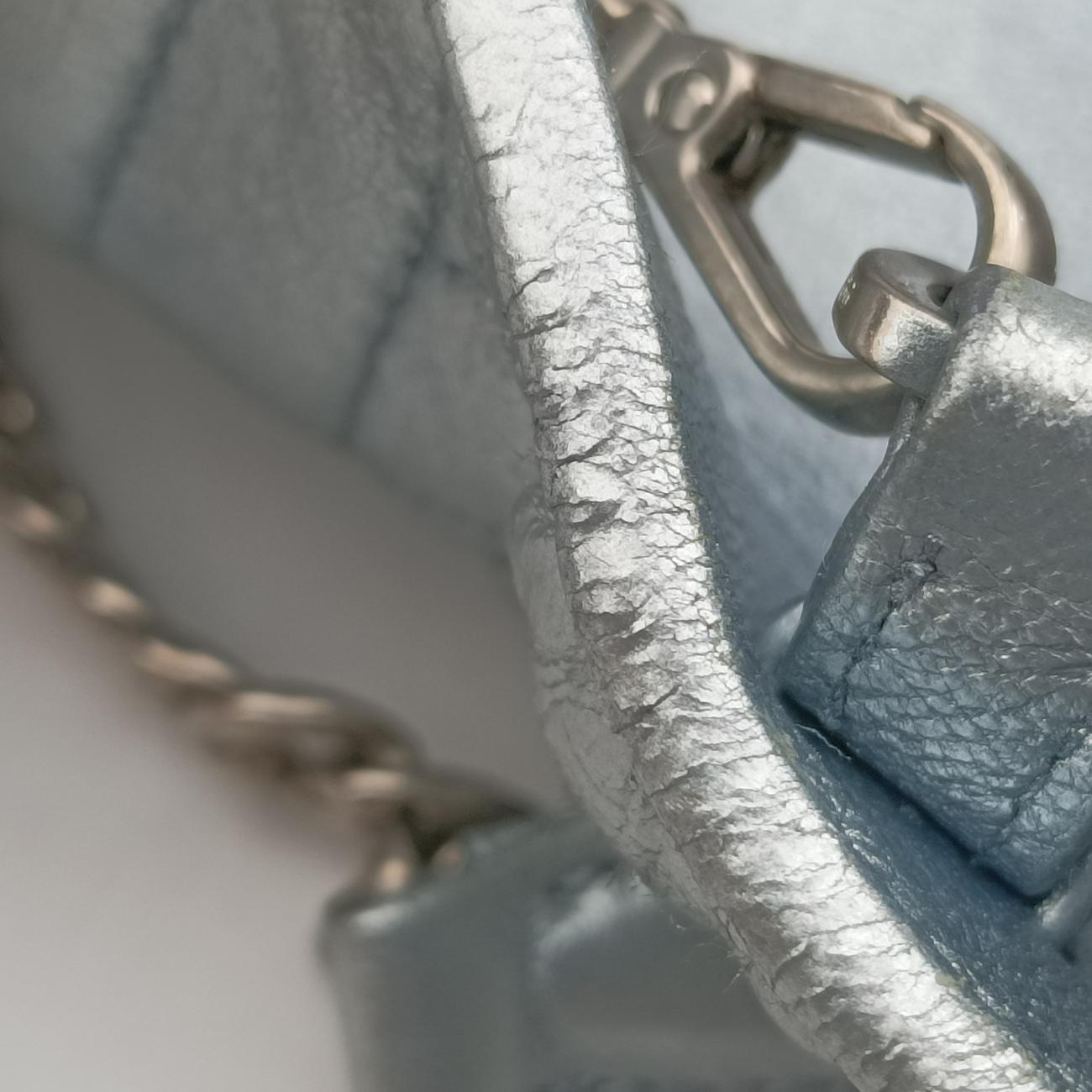 Metallic Nappa Stitching Diagramme Chain Iridescent Silver Leather 107 Fメタリックナッパステッチダイアグラムチェーン イルデセント シルバー レザー 107 F