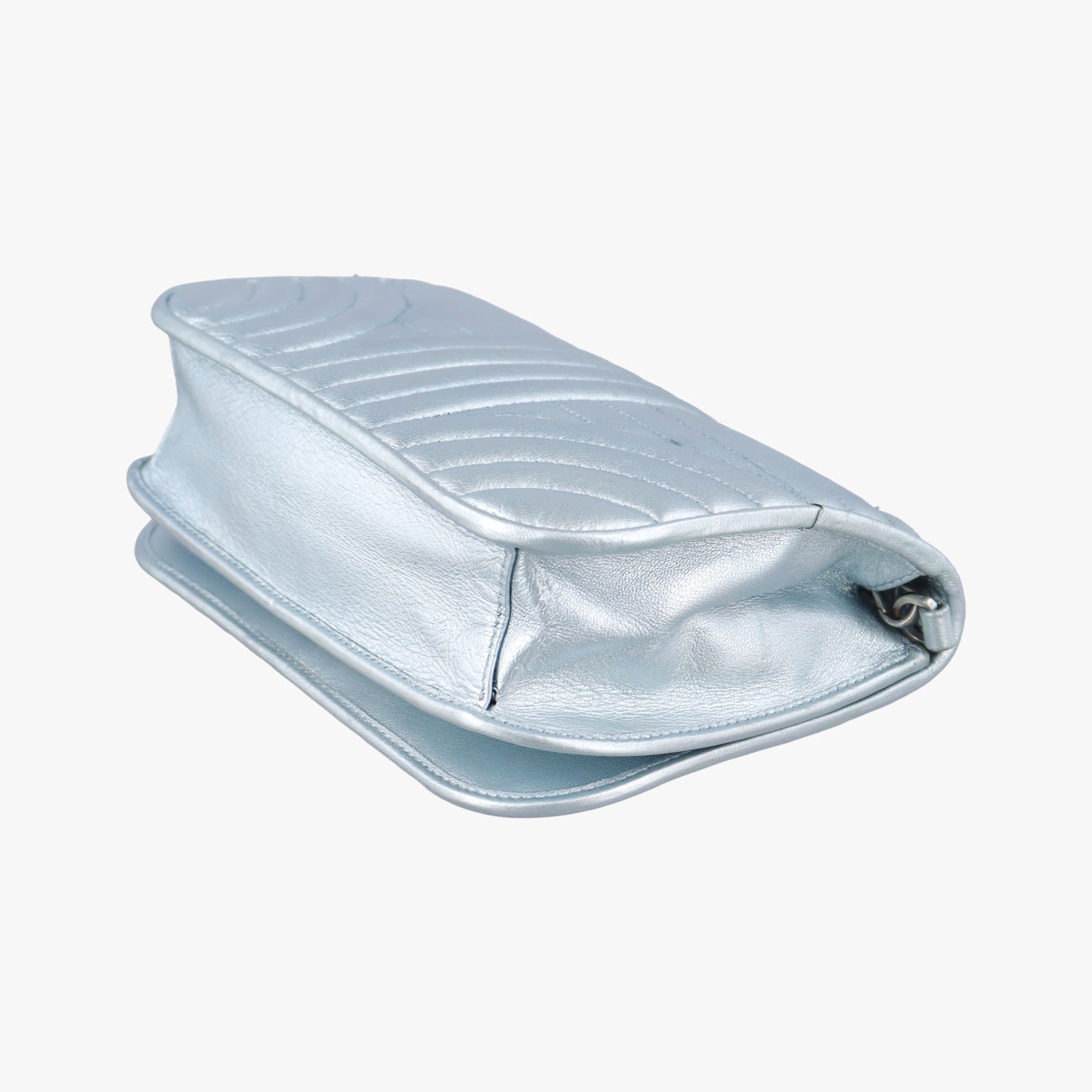 Metallic Nappa Stitching Diagramme Chain Iridescent Silver Leather 107 Fメタリックナッパステッチダイアグラムチェーン イルデセント シルバー レザー 107 F