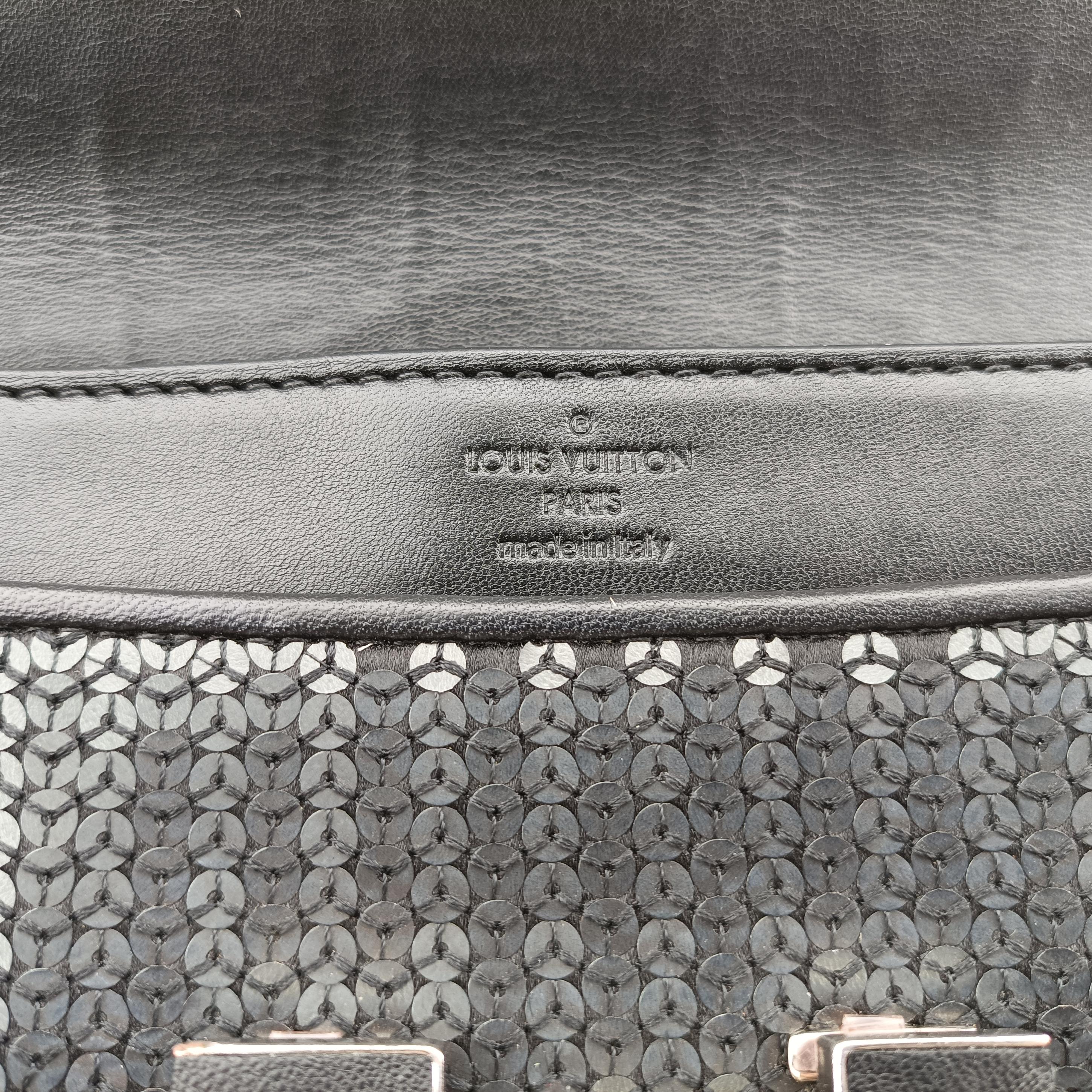 LV logo flap Noir sequins PL2186LVロゴフラップ ノワール スパンコール PL2186