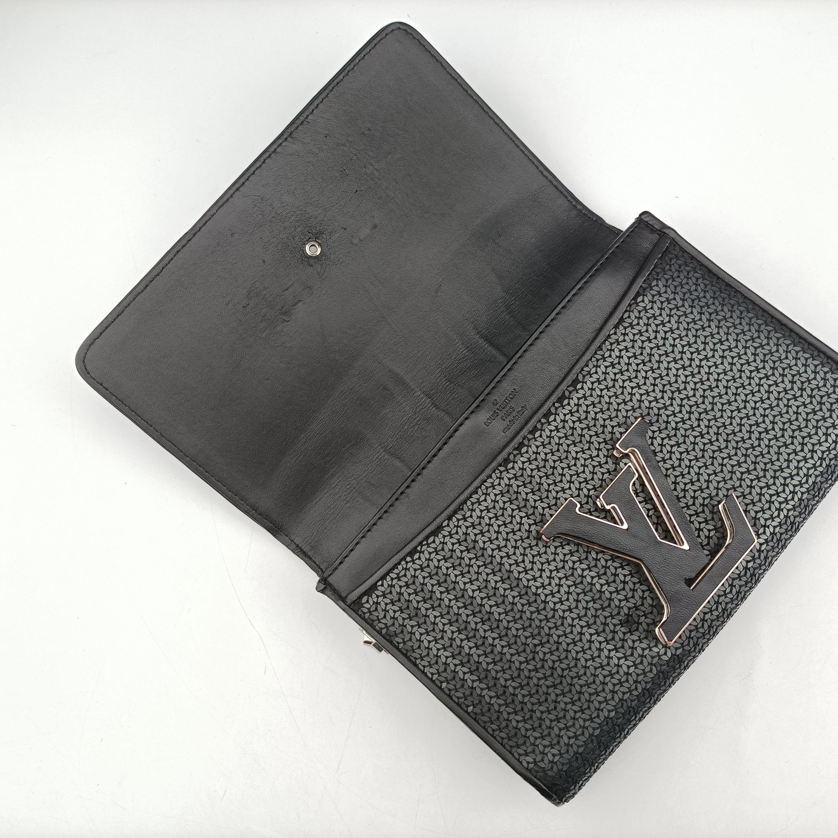 LV logo flap Noir sequins PL2186LVロゴフラップ ノワール スパンコール PL2186
