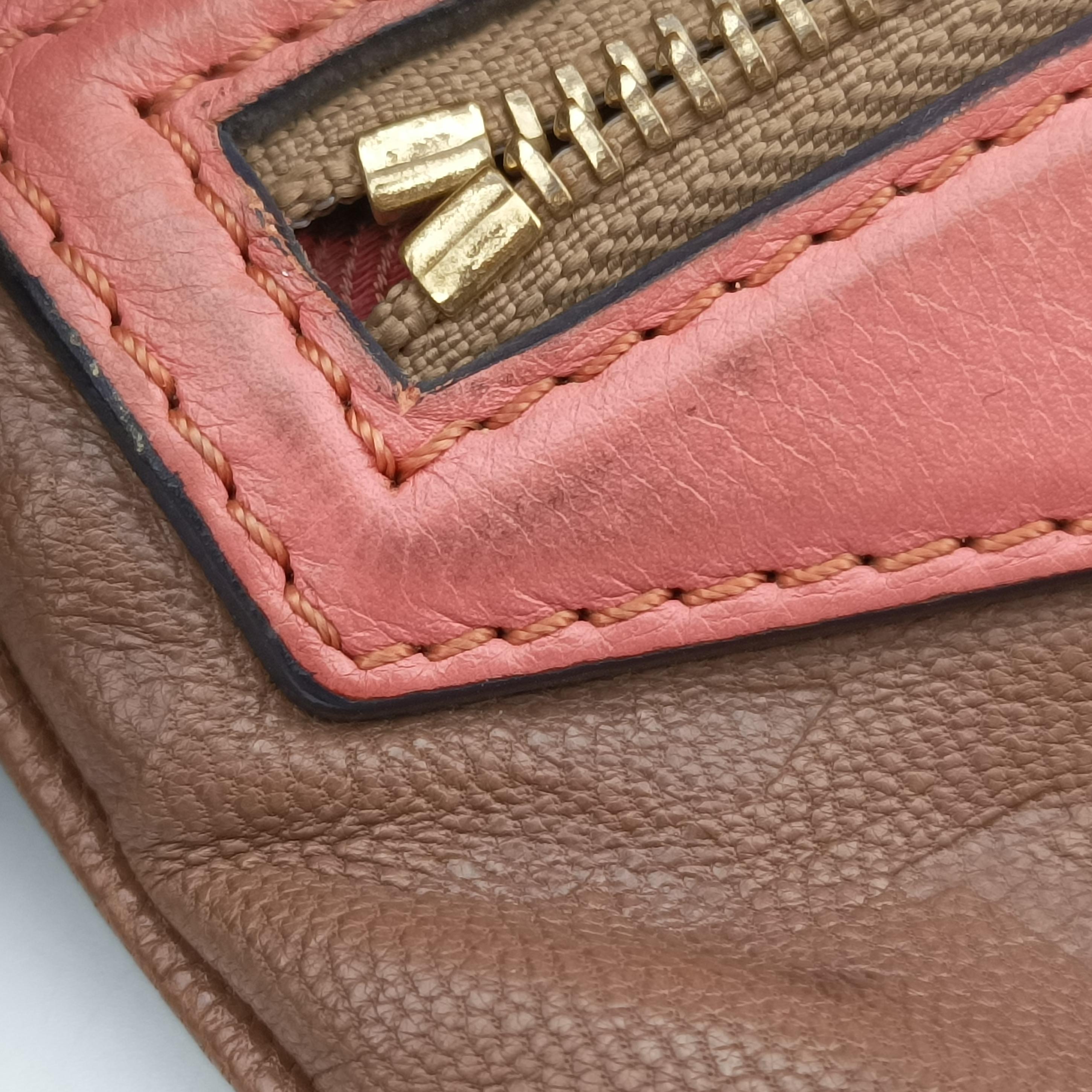 Underground Flat MessengerBrown × PinkLeatherM40369FL0180アンダーグラウンド フラット メッセンジャーブラウン × ピンクレザーM40369FL0180