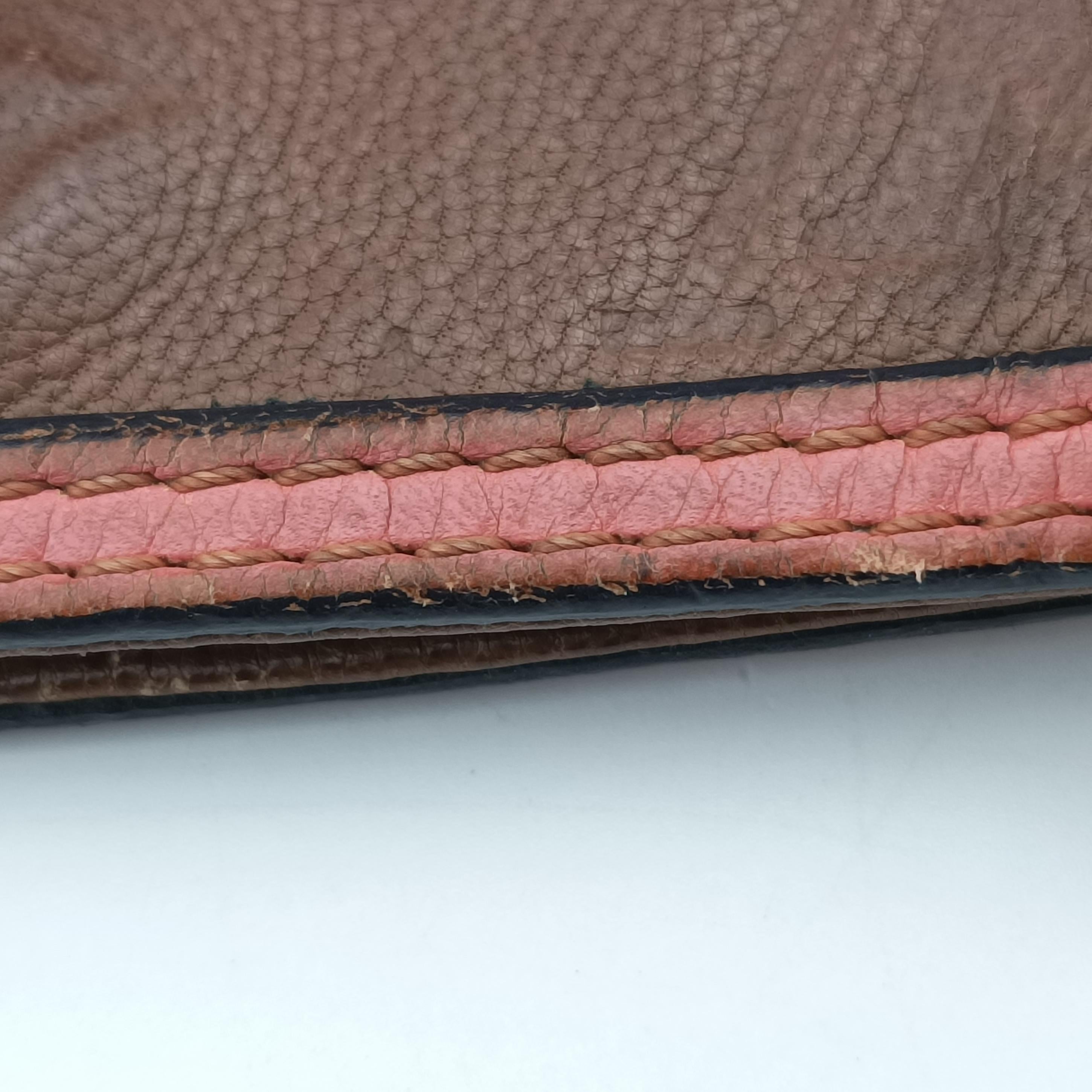 Underground Flat MessengerBrown × PinkLeatherM40369FL0180アンダーグラウンド フラット メッセンジャーブラウン × ピンクレザーM40369FL0180