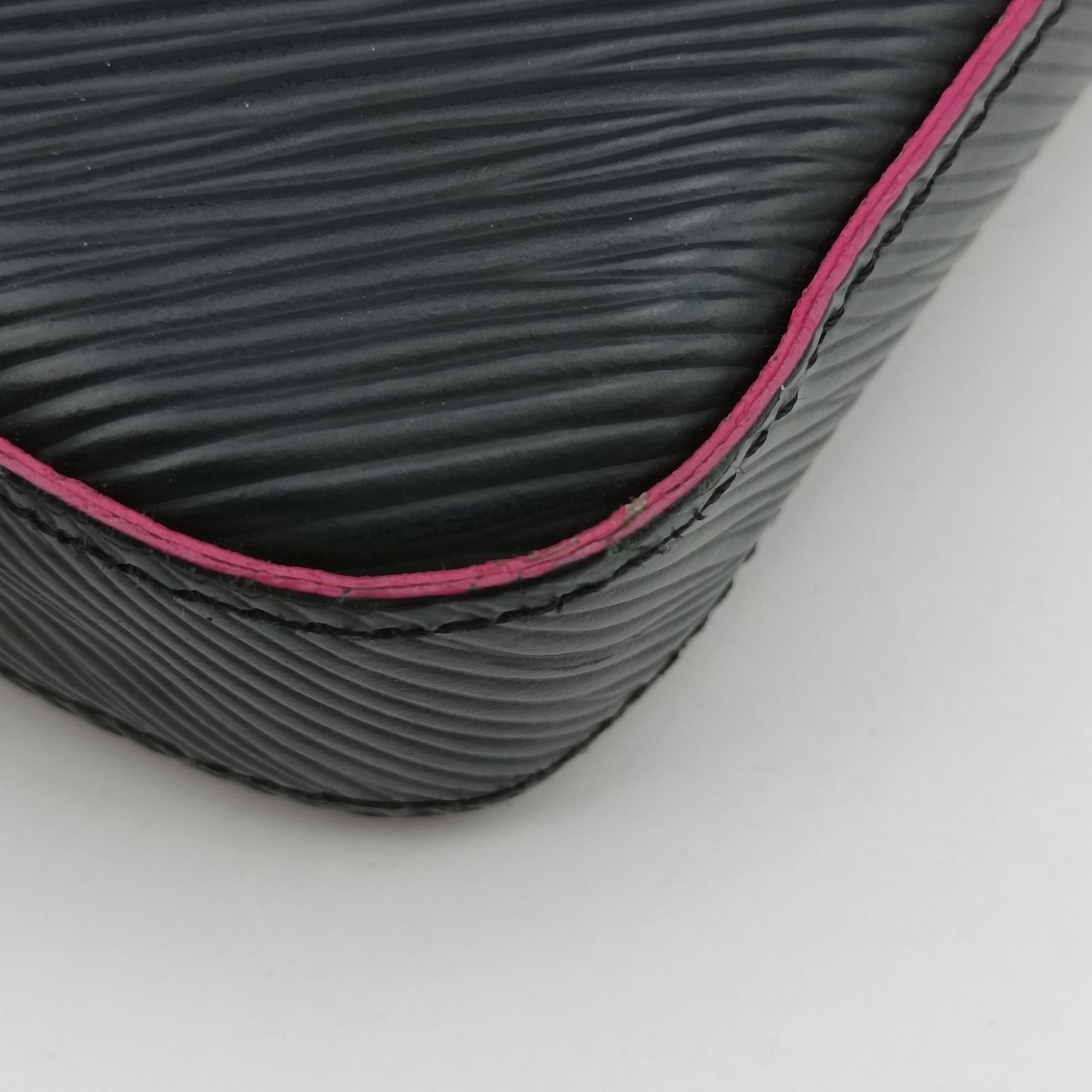 Pochette FéLICIE Noir×hot pink EPI M64579 TJ2187ポシェット フェリシー ノワール×ホットピンク エピ M64579 TJ2187