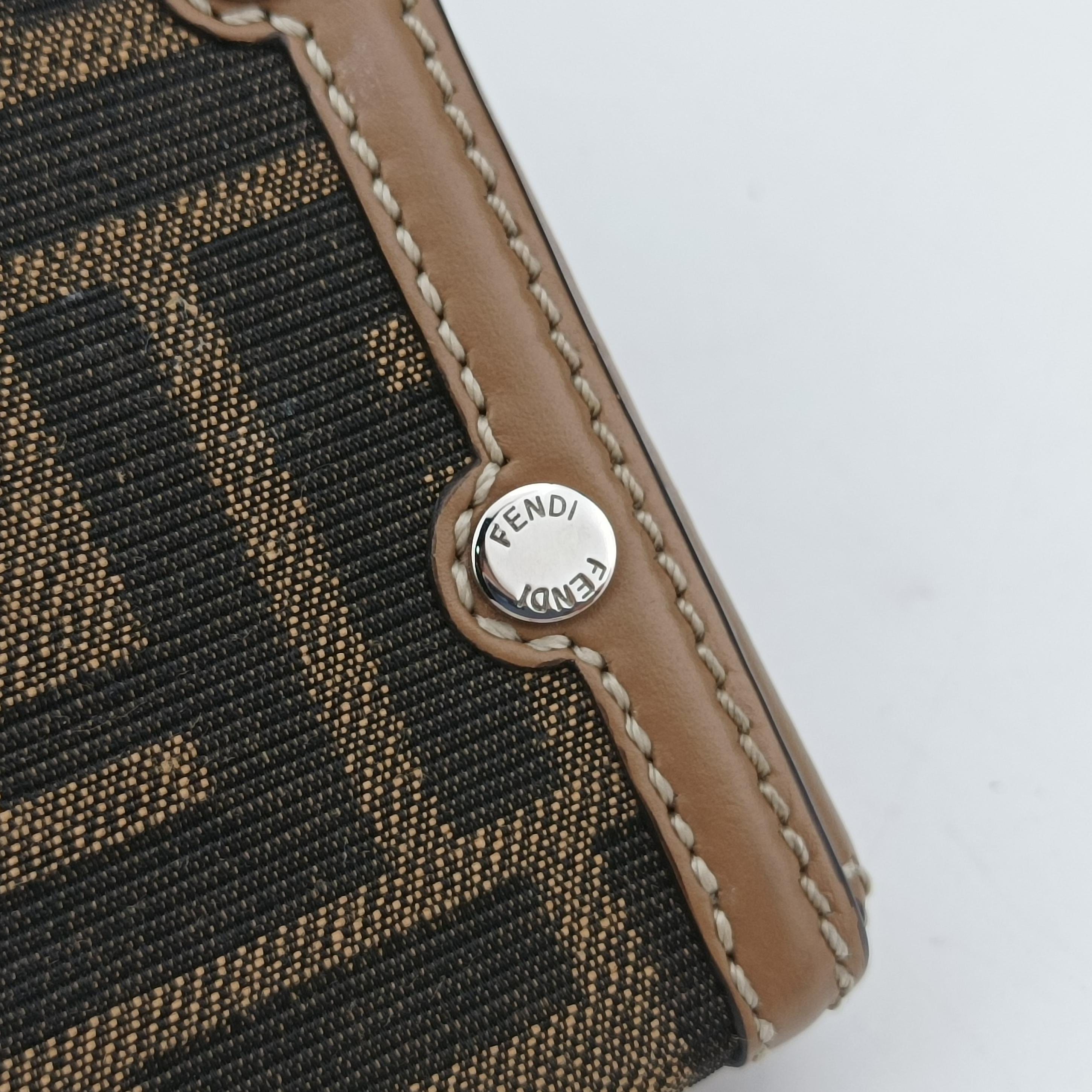Zucca Soft Trunk Phone Pouch Brown Canvas 7AS139 7AS139-AFBV-229-0501ズッカ ソフトトランク スマホポーチ ブラウン キャンバス 7AS139 7AS139-AFBV-229-0501