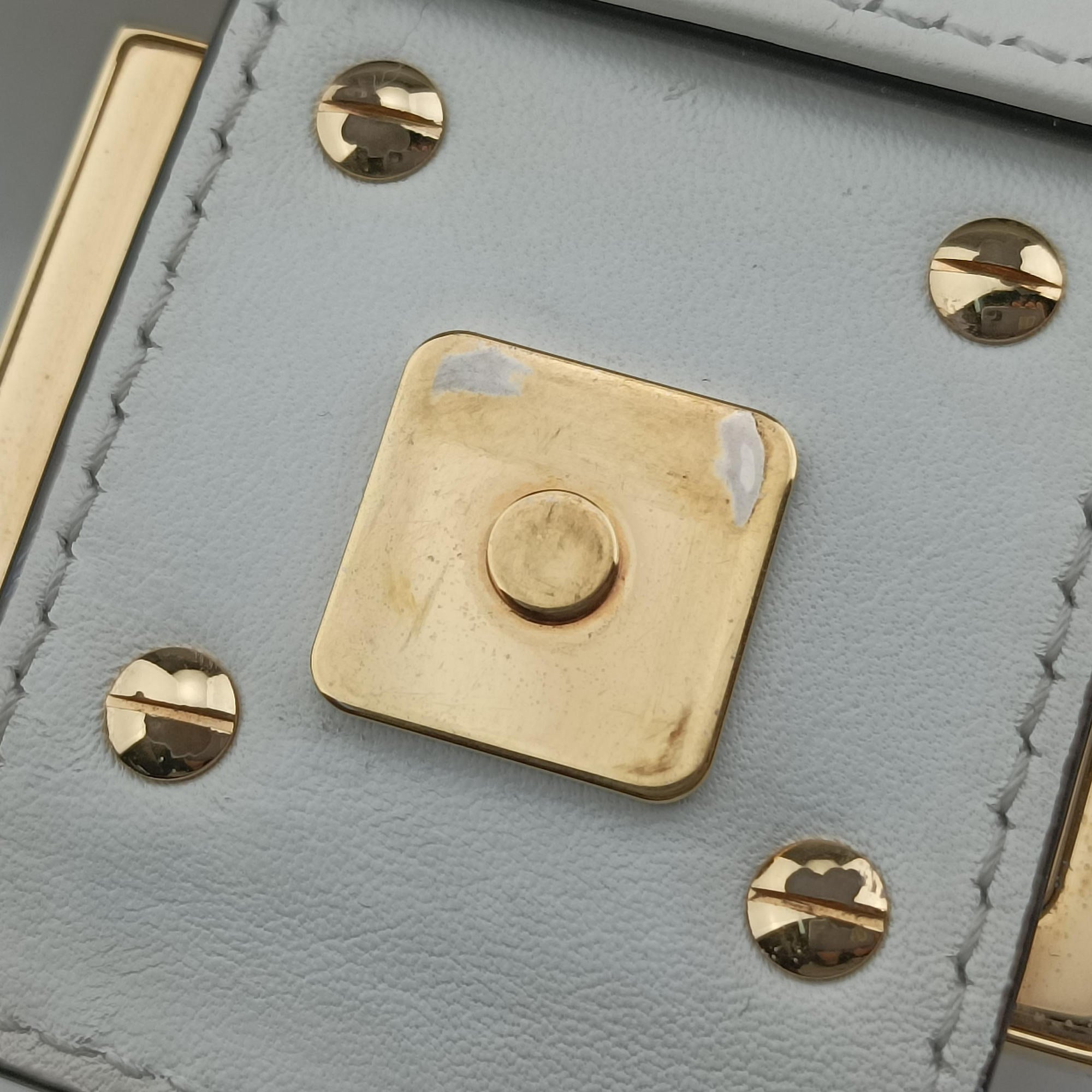 Fendace Brooch Mini Baguette White Leather 8BS066 8BS066-AJT6-228-10429フェンダース ブローチ ミニバゲット ホワイト レザー 8BS066 8BS066-AJT6-228-10429