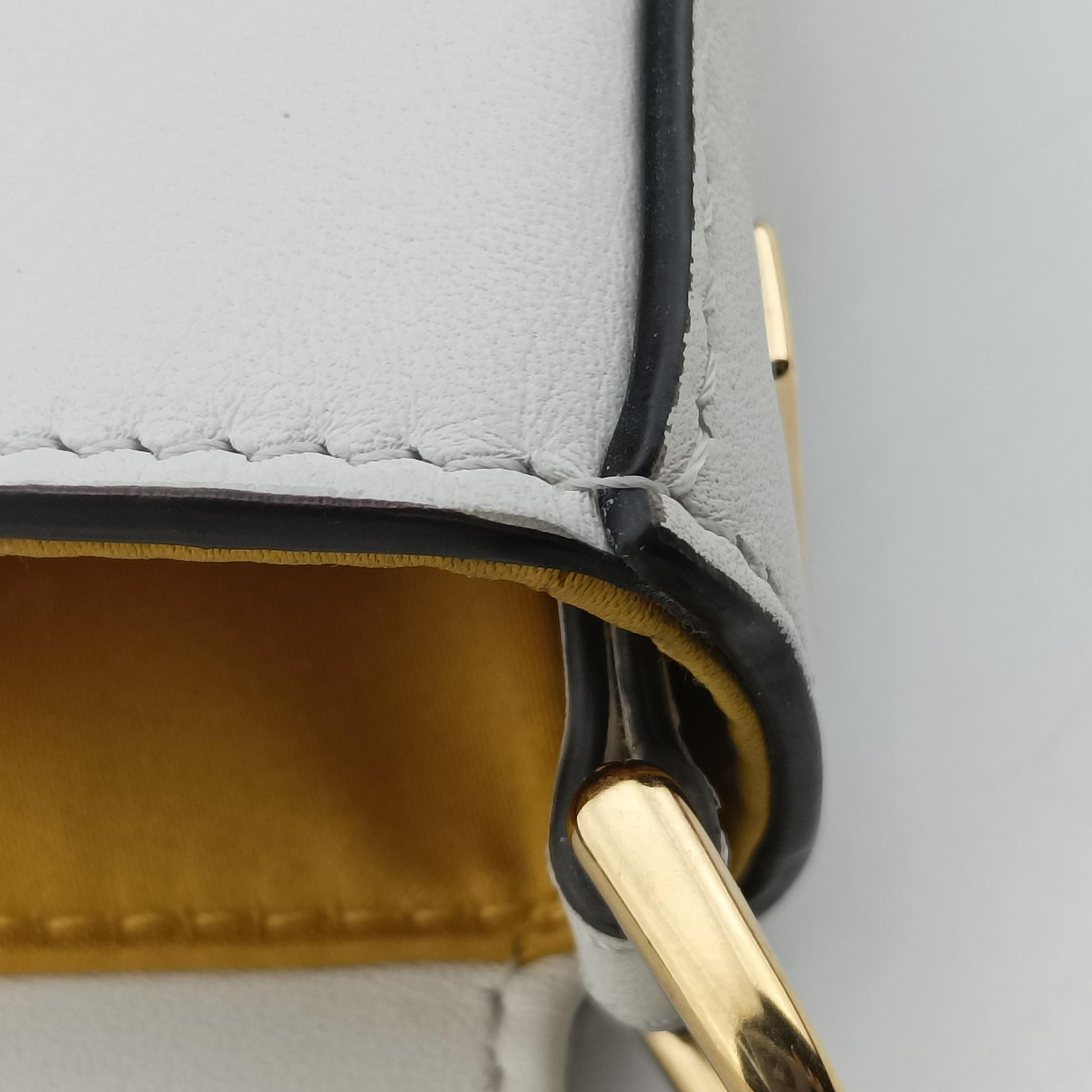 Fendace Brooch Mini Baguette White Leather 8BS066 8BS066-AJT6-228-10429フェンダース ブローチ ミニバゲット ホワイト レザー 8BS066 8BS066-AJT6-228-10429