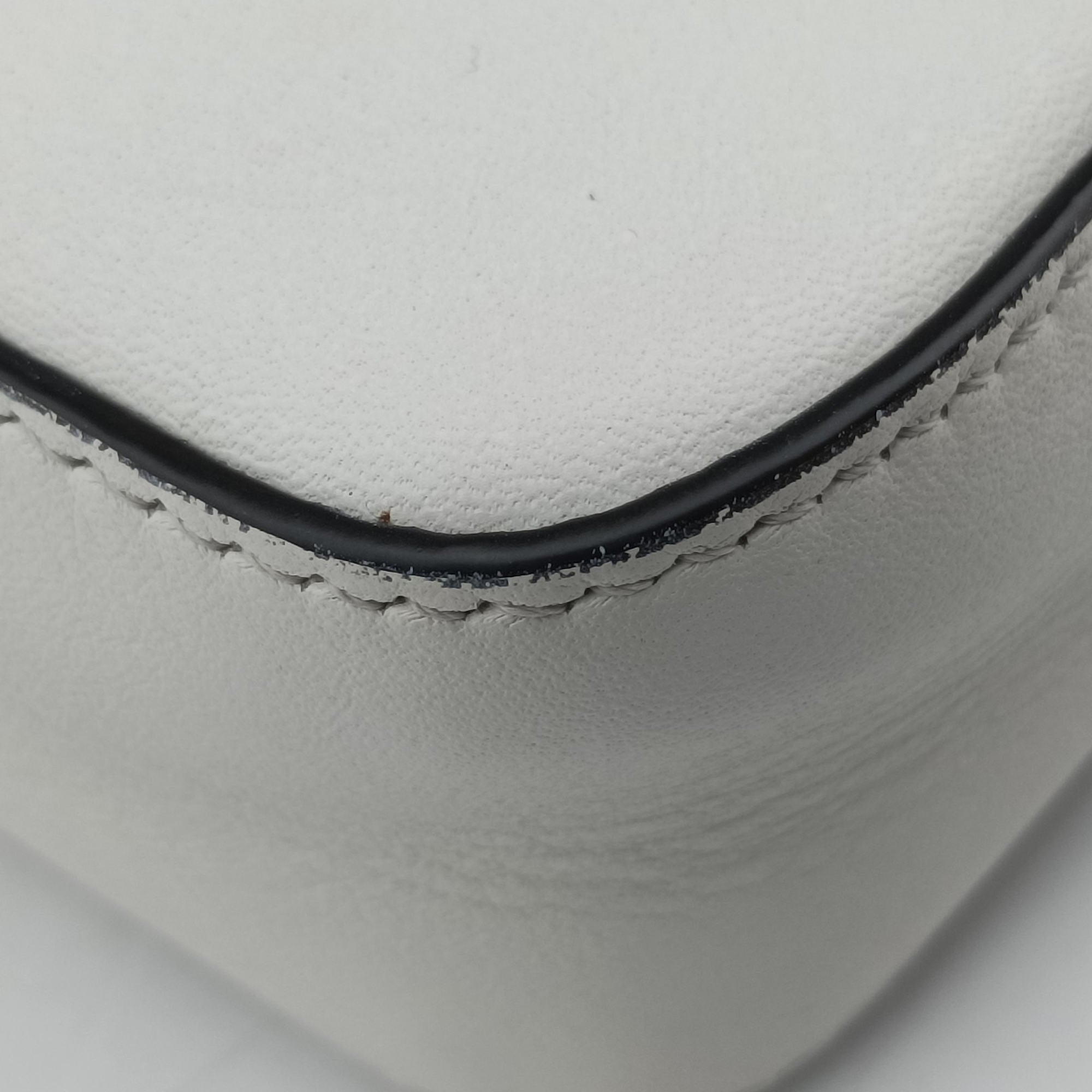 Fendace Brooch Mini Baguette White Leather 8BS066 8BS066-AJT6-228-10429フェンダース ブローチ ミニバゲット ホワイト レザー 8BS066 8BS066-AJT6-228-10429