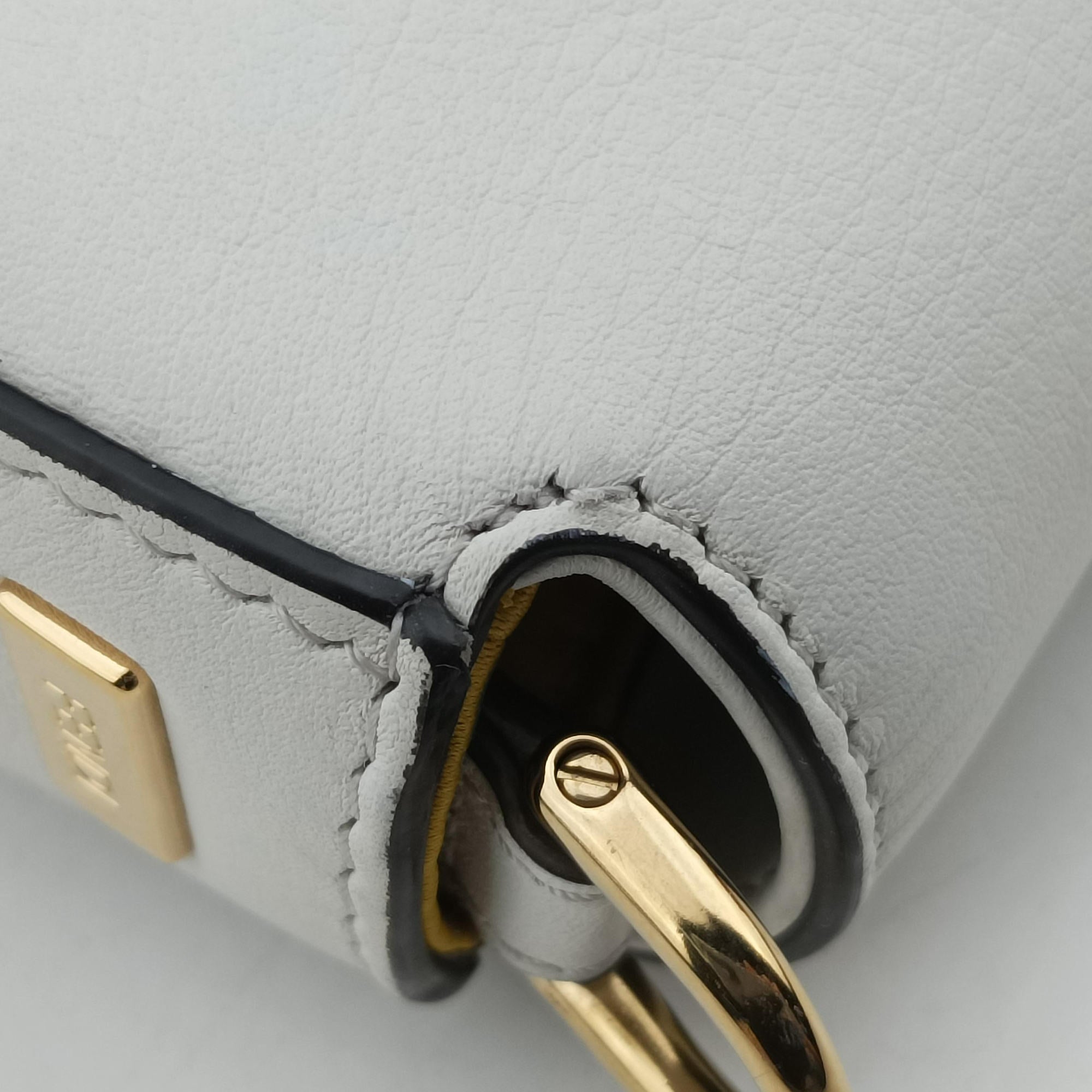 Fendace Brooch Mini Baguette White Leather 8BS066 8BS066-AJT6-228-10429フェンダース ブローチ ミニバゲット ホワイト レザー 8BS066 8BS066-AJT6-228-10429