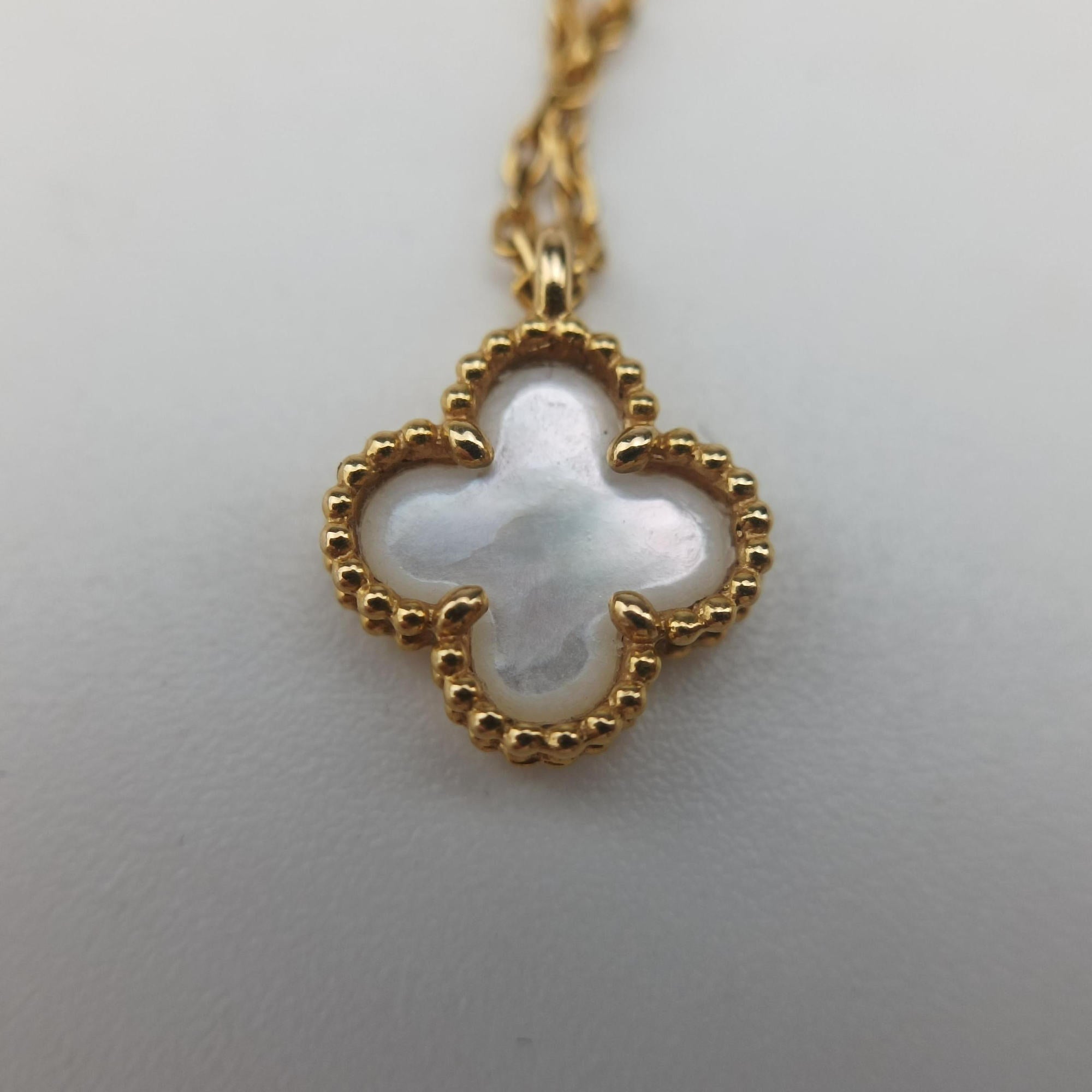 Sweet Alhambra Golden×White AU750 ARF69100 JA307694スイート アルハンブラ ゴールド×ホワイト AU750 ARF69100 JA307694