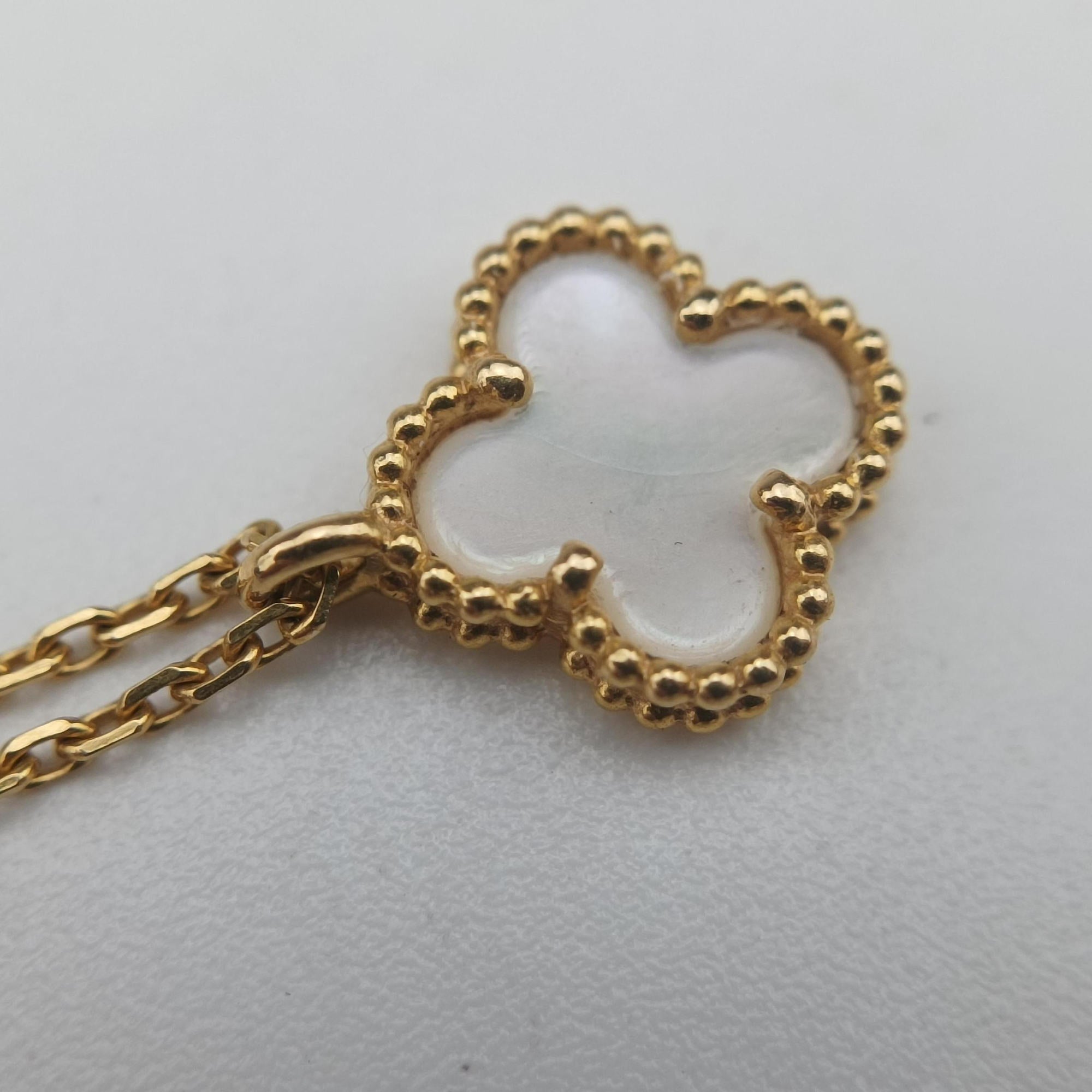 Sweet Alhambra Golden×White AU750 ARF69100 JA307694スイート アルハンブラ ゴールド×ホワイト AU750 ARF69100 JA307694