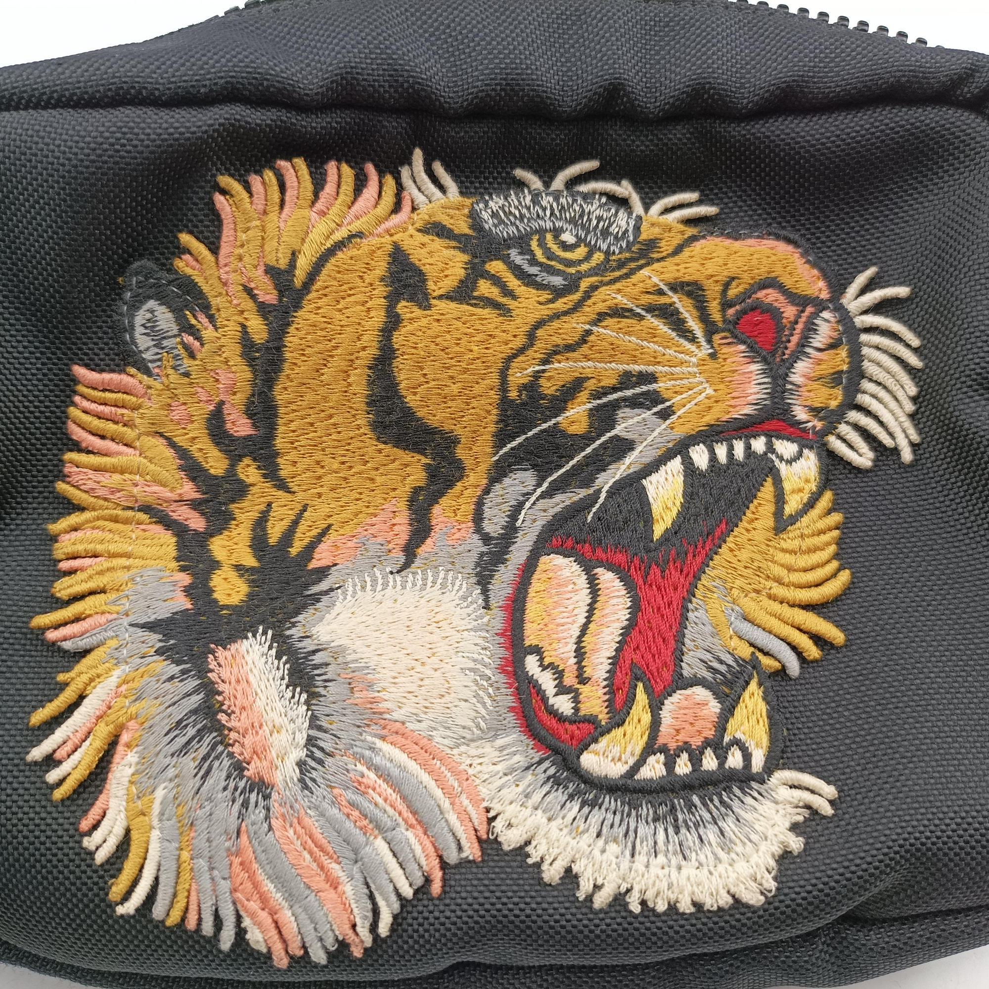 Tiger Embroidered Web Messenger Black×Multicolour Canvas 523323 Lot number unknownタイガーヘッド エンブロイダリー アニマル ブラック×マルチカラー キャンバス 523323 製番不明