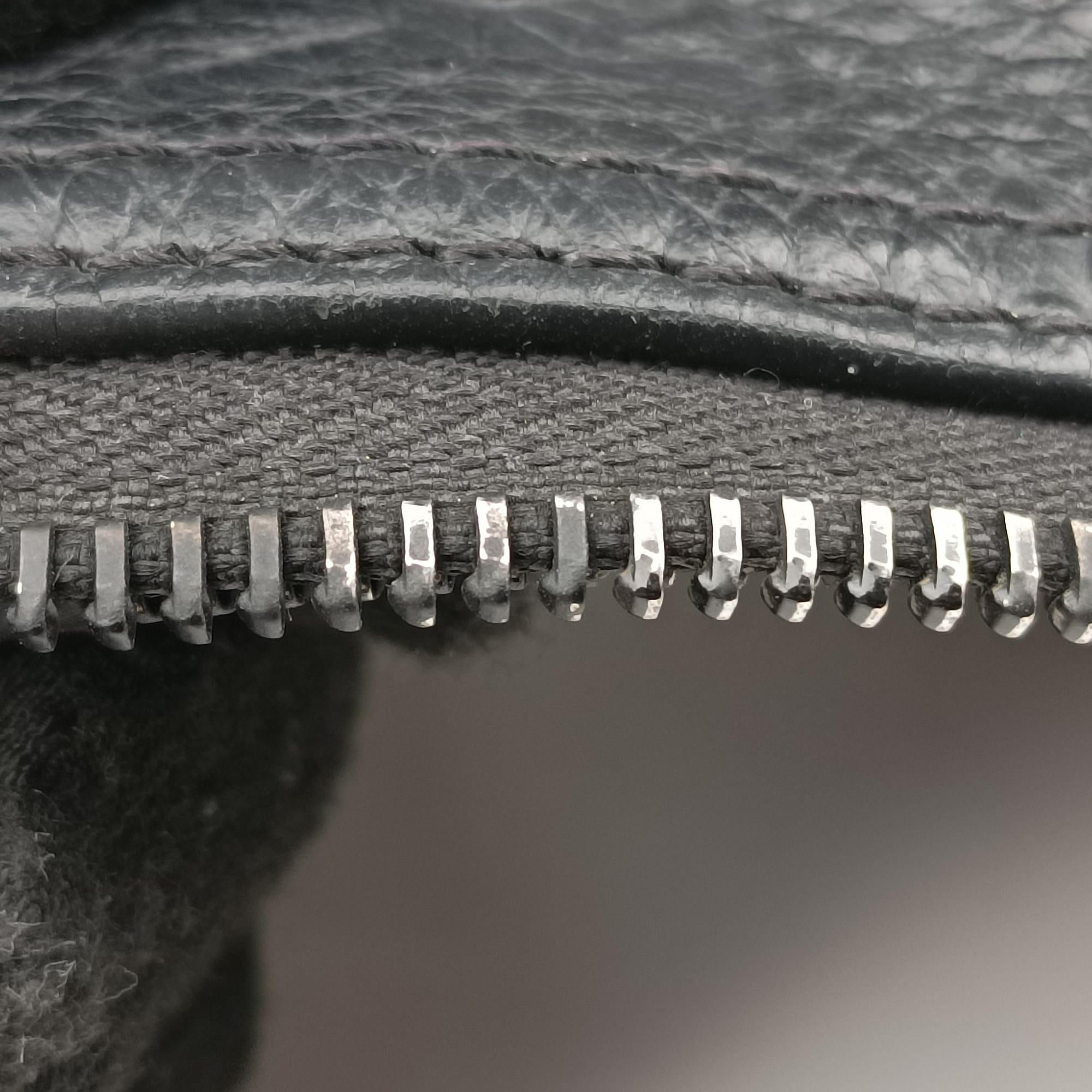 Triangle Messenger Noir Monogram Empreinte M55878 AR4129トリアングル メッセンジャー ノワール モノグラムアンプラント M55878 AR4129