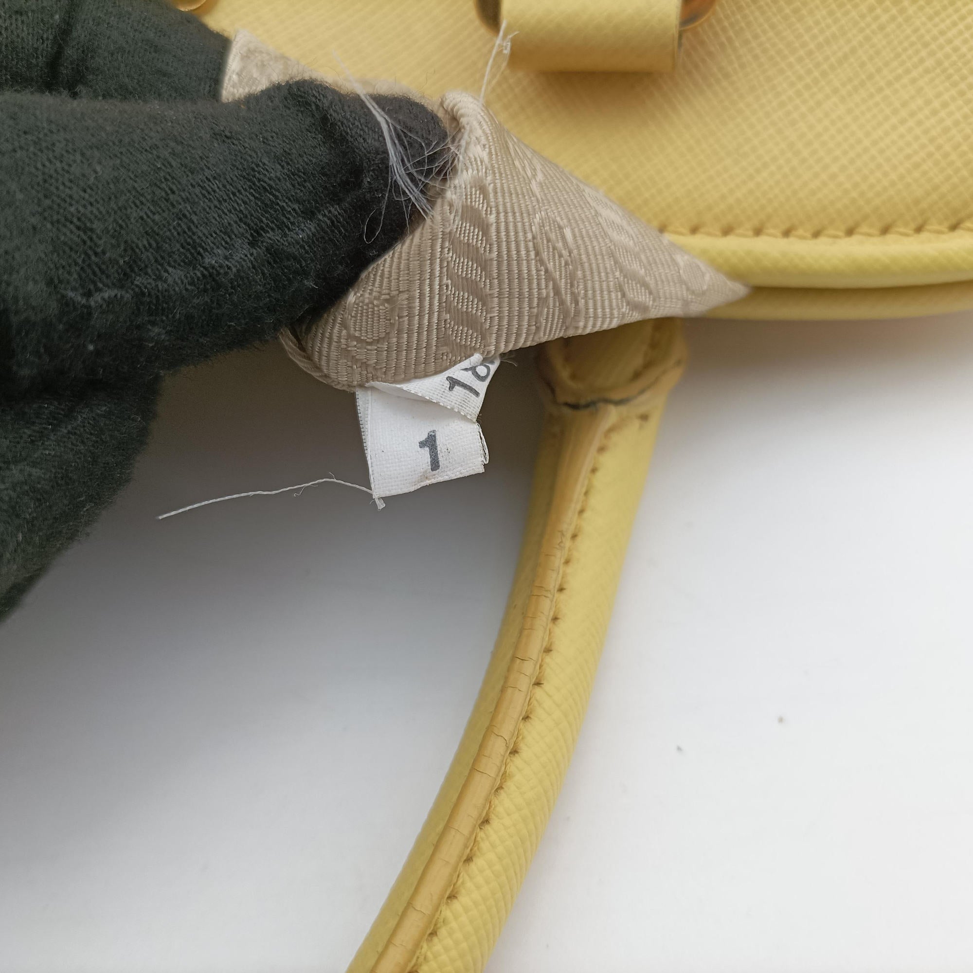 Promenade Yellow SAFFIANO Leather BN2567 180プロムナード イエロー サフィアーノレザー BN2567 180