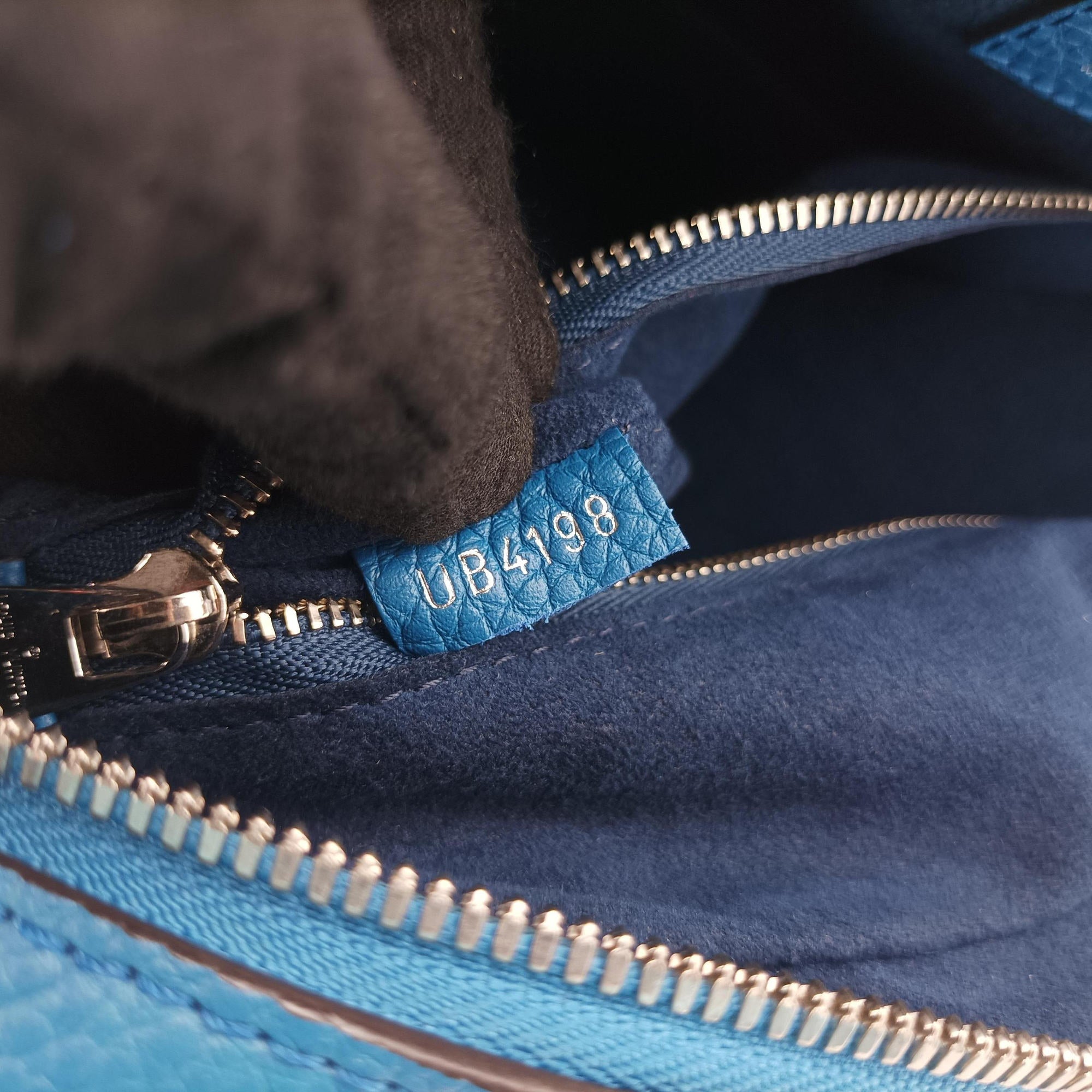 Armand Briefcase MM Blue Taurillon leather M52822 UB4198 IC Chipアルマンド ブリーフケース MM ブルー トリヨンレザー M52822 UB4198 ICチップ