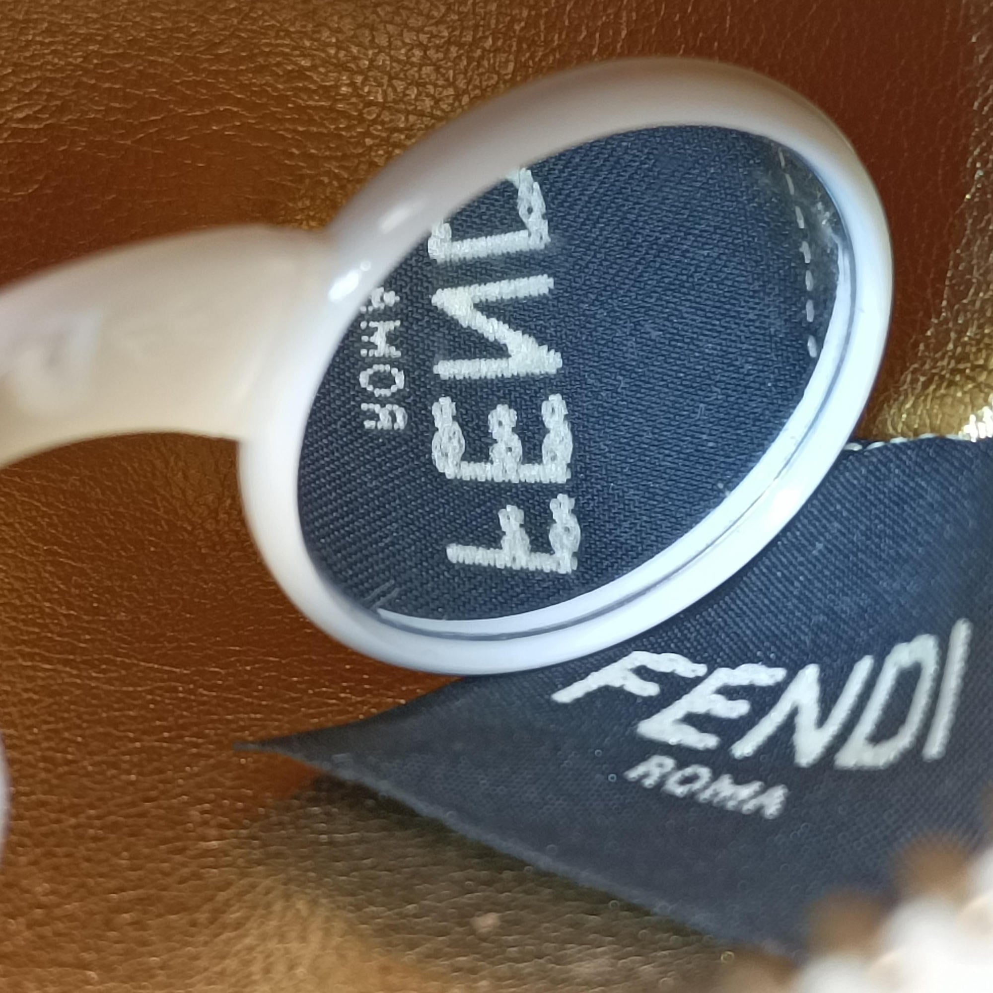 Nano Fendigraphy White Leather 7AS089 7AS089 A5DY 229.0189ナノ フェンディグラフィー ホワイト レザー 7AS089 7AS089 A5DY 229.0189