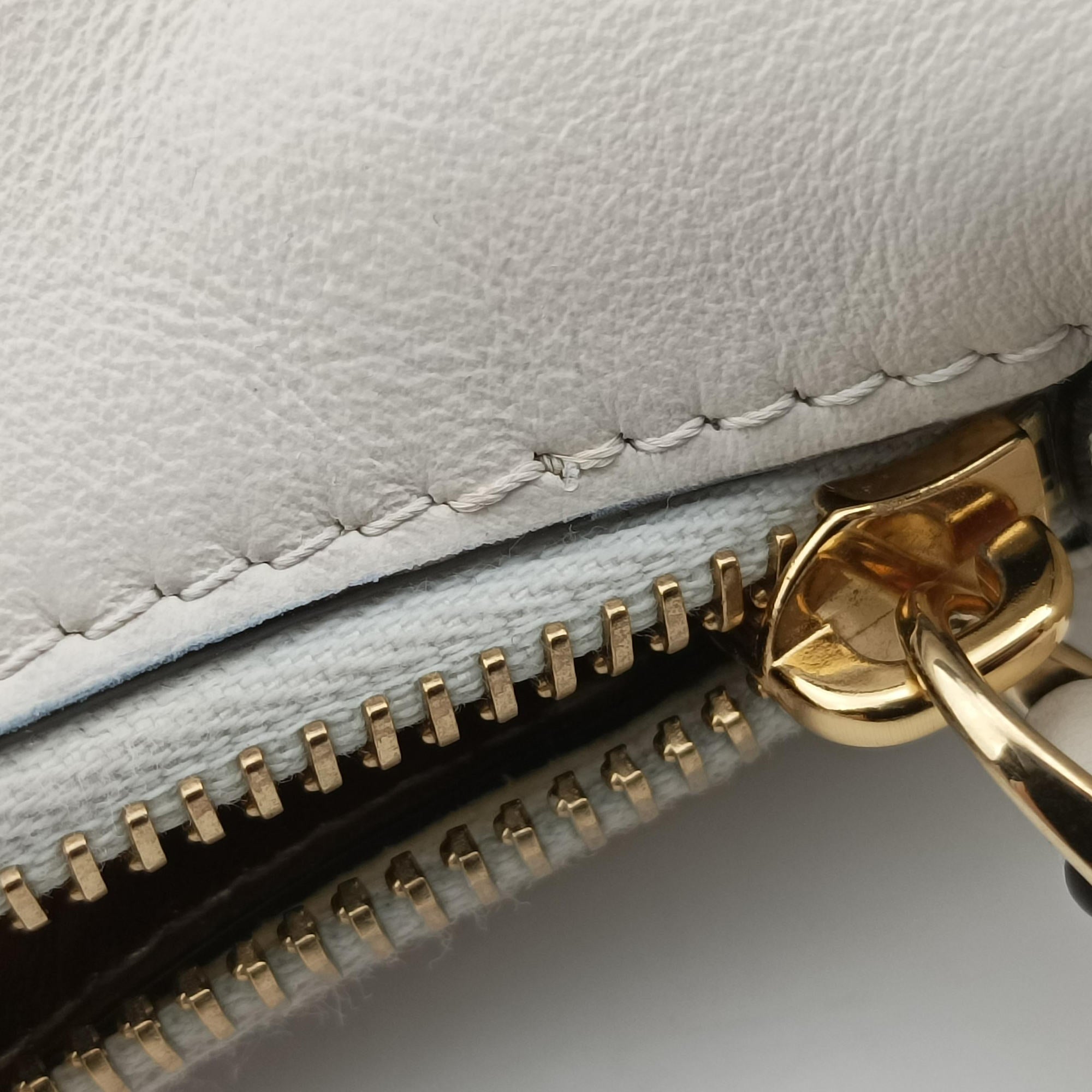Nano Fendigraphy White Leather 7AS089 7AS089 A5DY 229.0189ナノ フェンディグラフィー ホワイト レザー 7AS089 7AS089 A5DY 229.0189