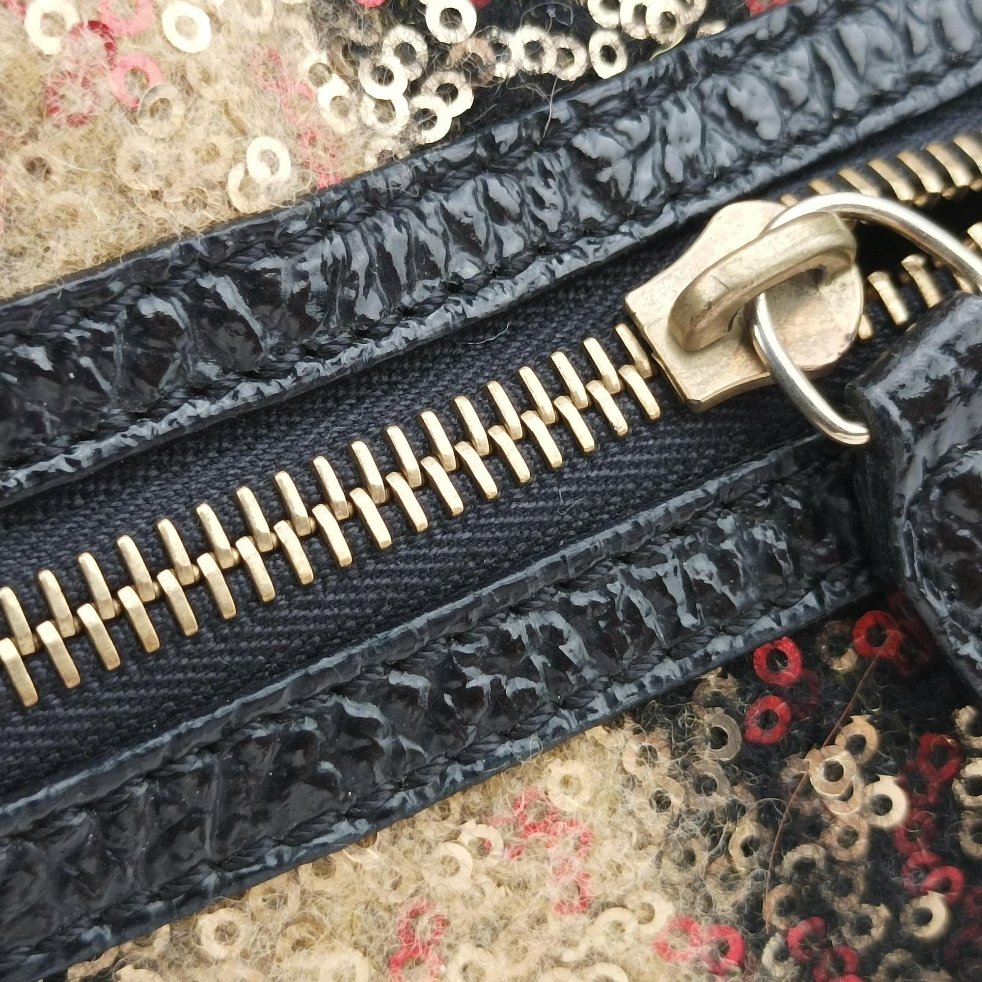 Forever Bauletto Black Sequin-embellished wool striped fabric × patent 8BL098 2305/8BL098/ZGE/089フォーエバー バウレット ブラック スパンコール刺繍 ウールファブリック × パテント 8BL098 2305/8BL098/ZGE/089