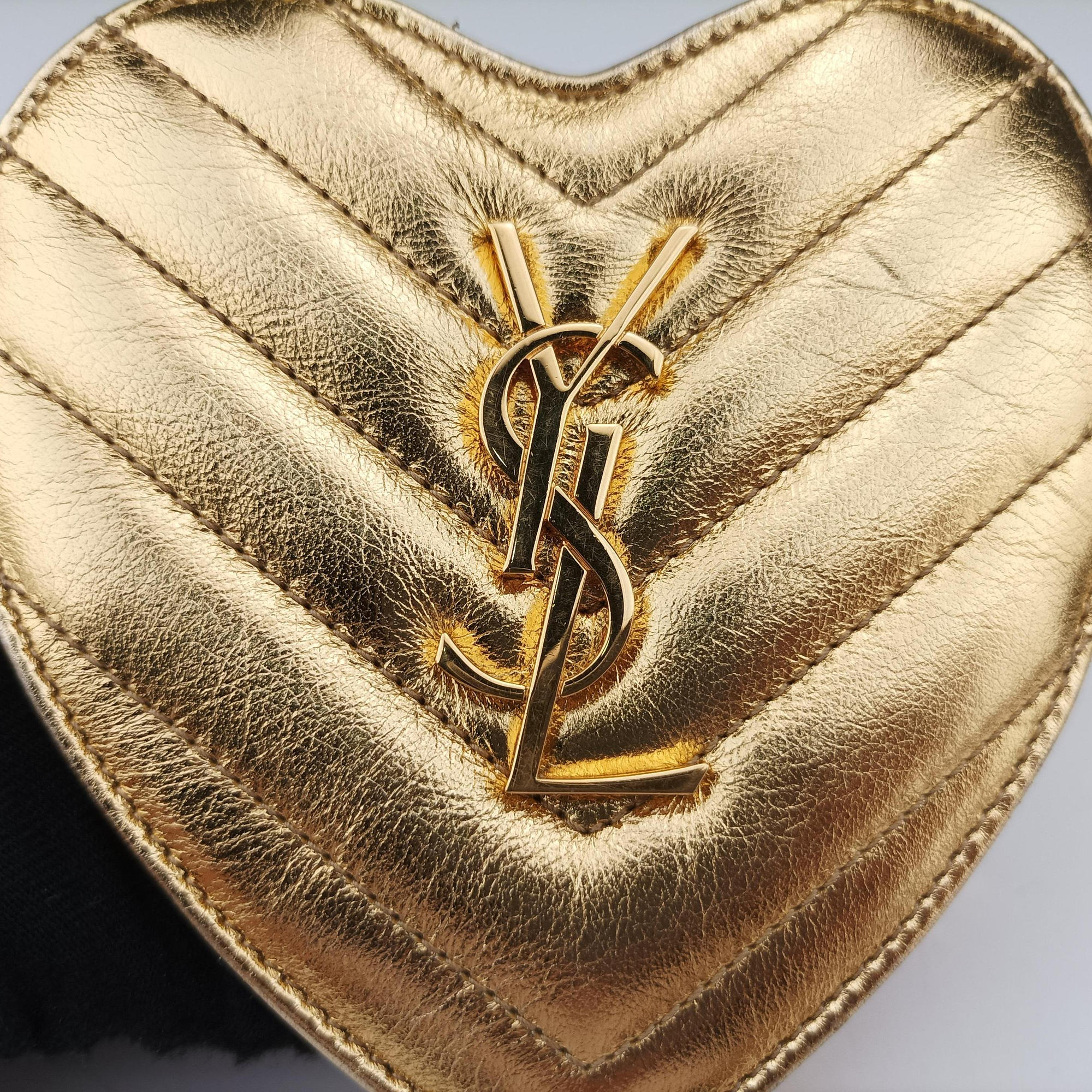 Love heart V stitch Golden Leather 448050 VLR448050.0616ラブハート Vステッチ ゴールド レザー 448050 VLR448050.0616