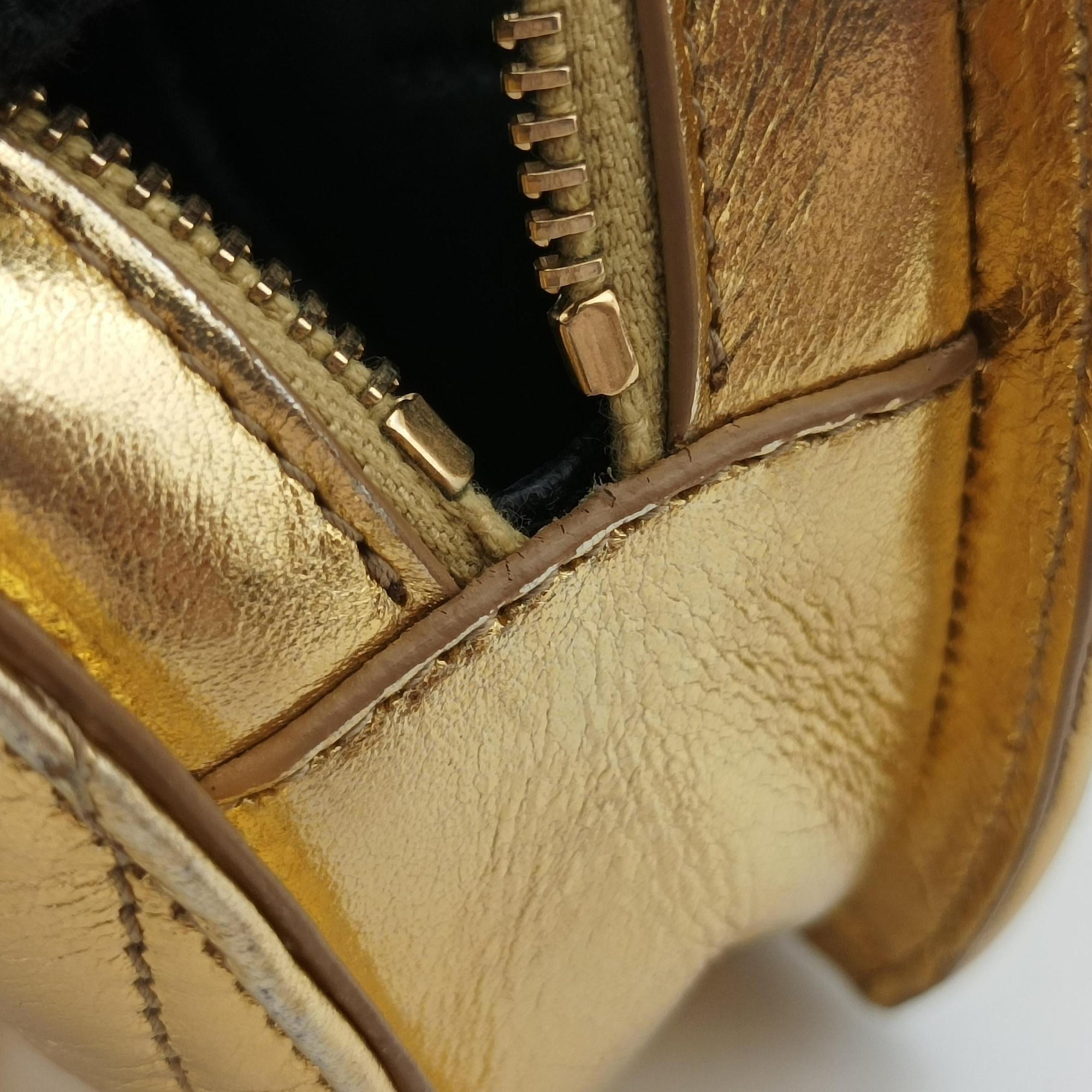 Love heart V stitch Golden Leather 448050 VLR448050.0616ラブハート Vステッチ ゴールド レザー 448050 VLR448050.0616