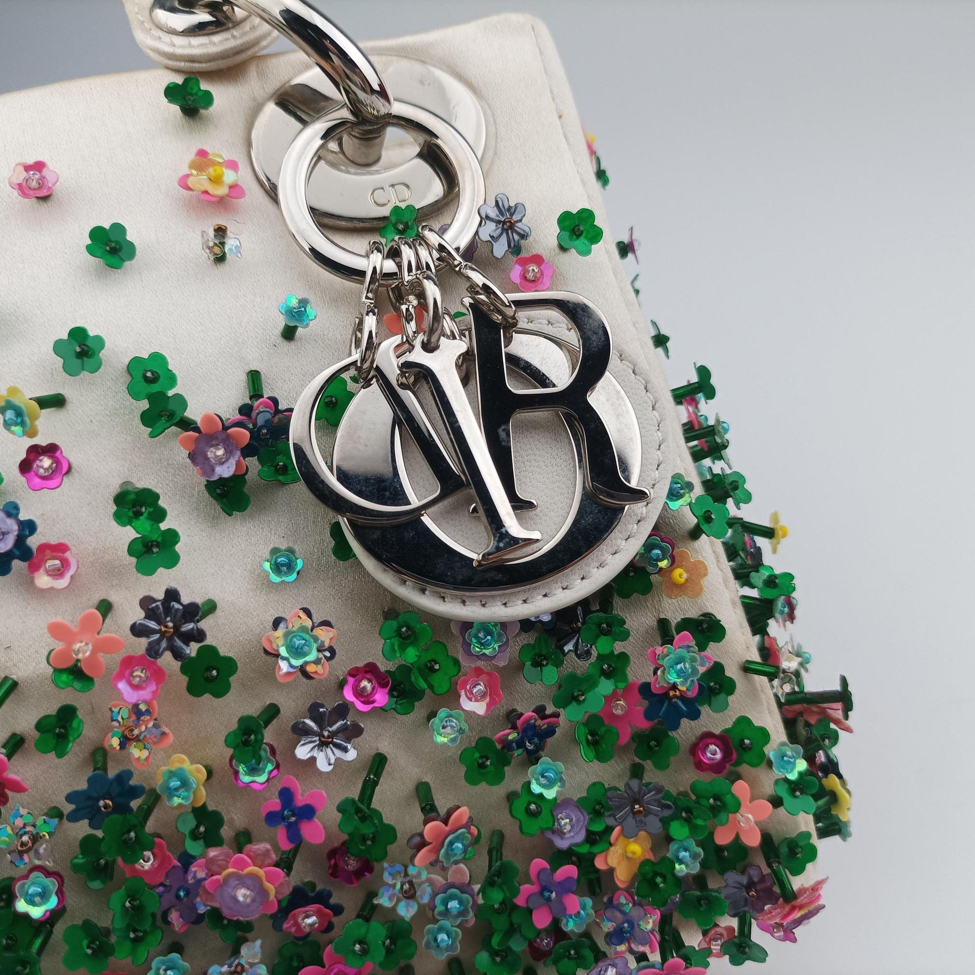 Lady Dior White×Multicolor Satin × Sequin × Bead Embellishments 02-MA-0194レディディオール ホワイト×マルチカラー サテン ×スパンコール×ビーズ刺繍 02-MA-0194