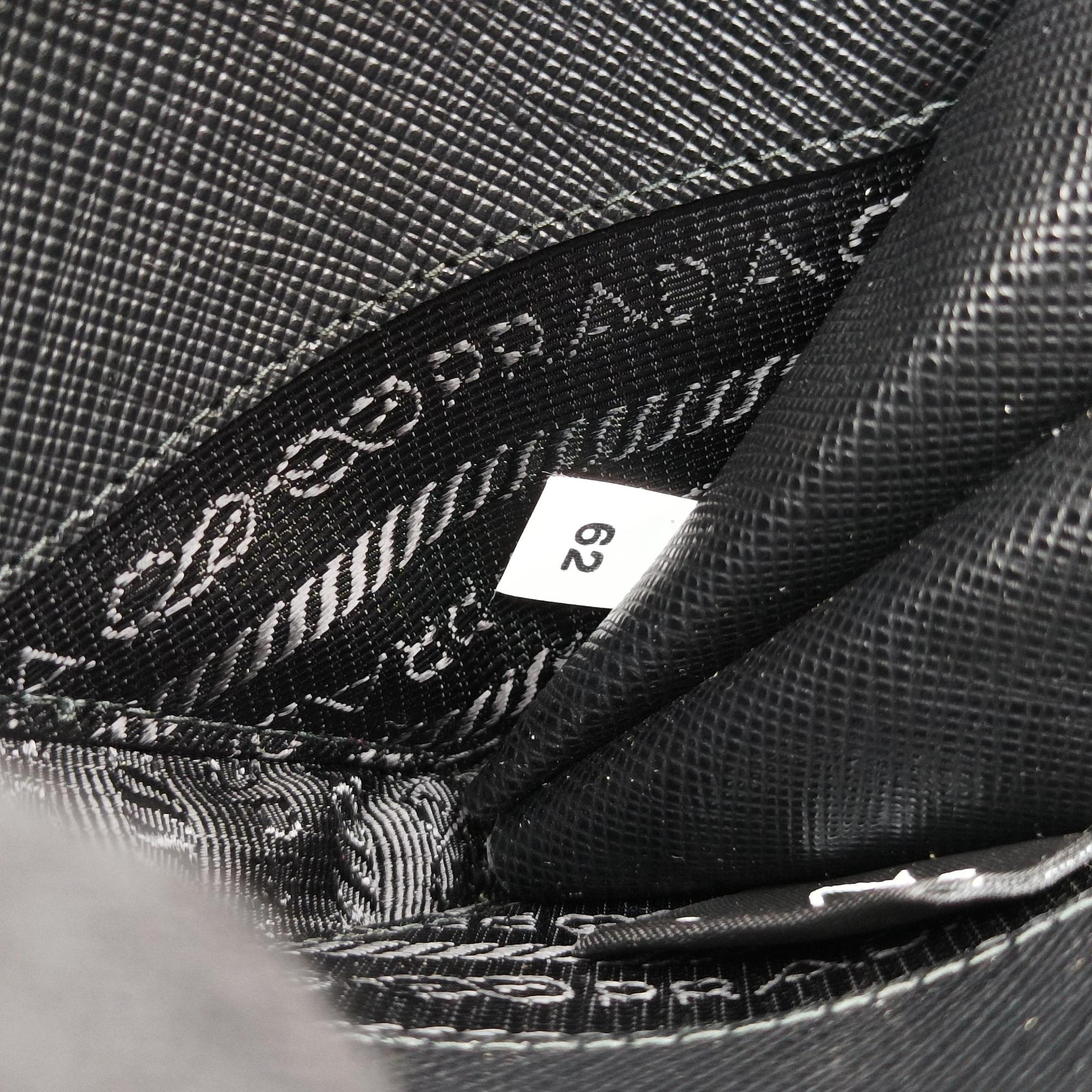 Triangle Logo Plate Black SAFFIANO Leather 1NR015 62トライアングルロゴ ブラック サフィアーノレザー 1NR015 62