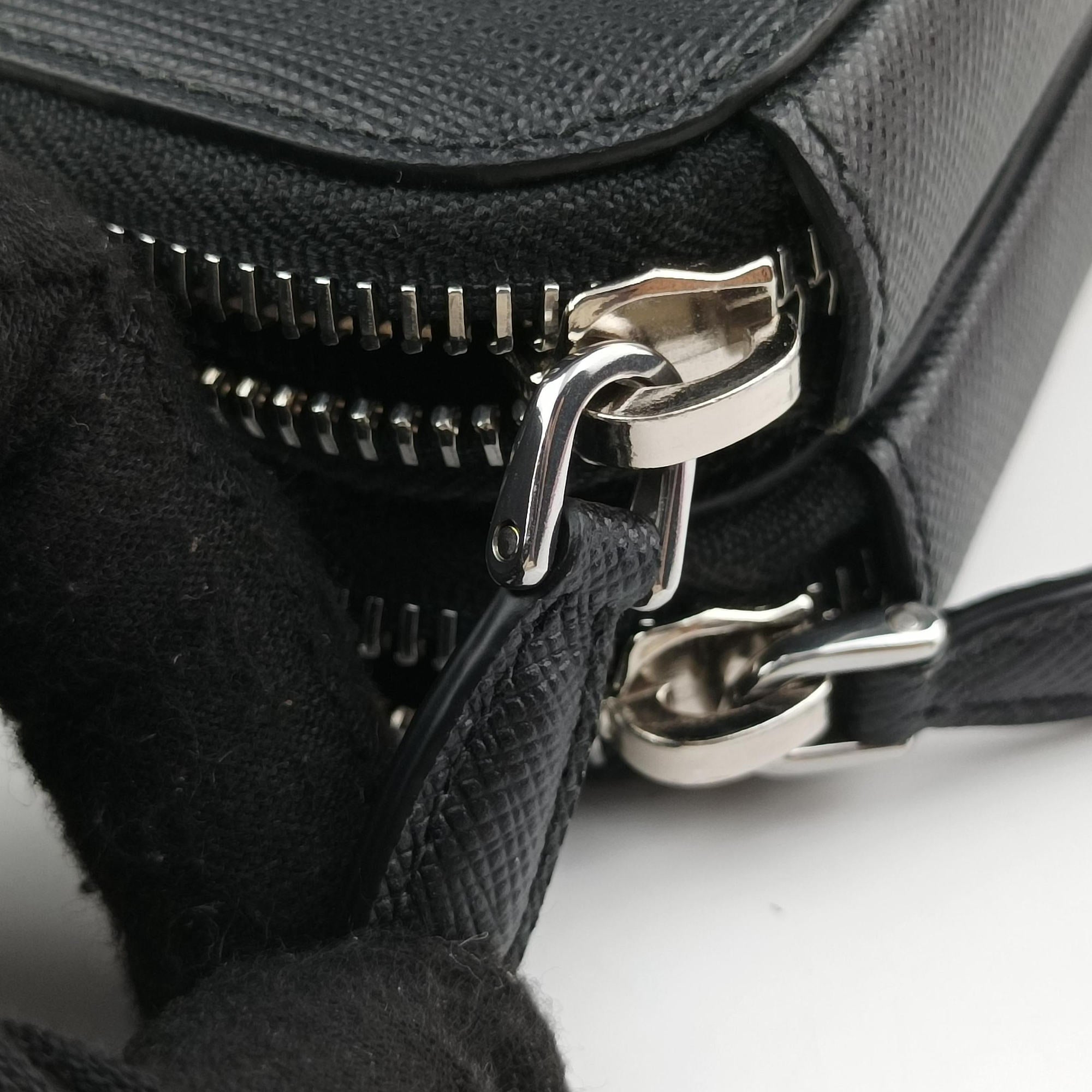 Triangle Logo Plate Black SAFFIANO Leather 1NR015 62トライアングルロゴ ブラック サフィアーノレザー 1NR015 62