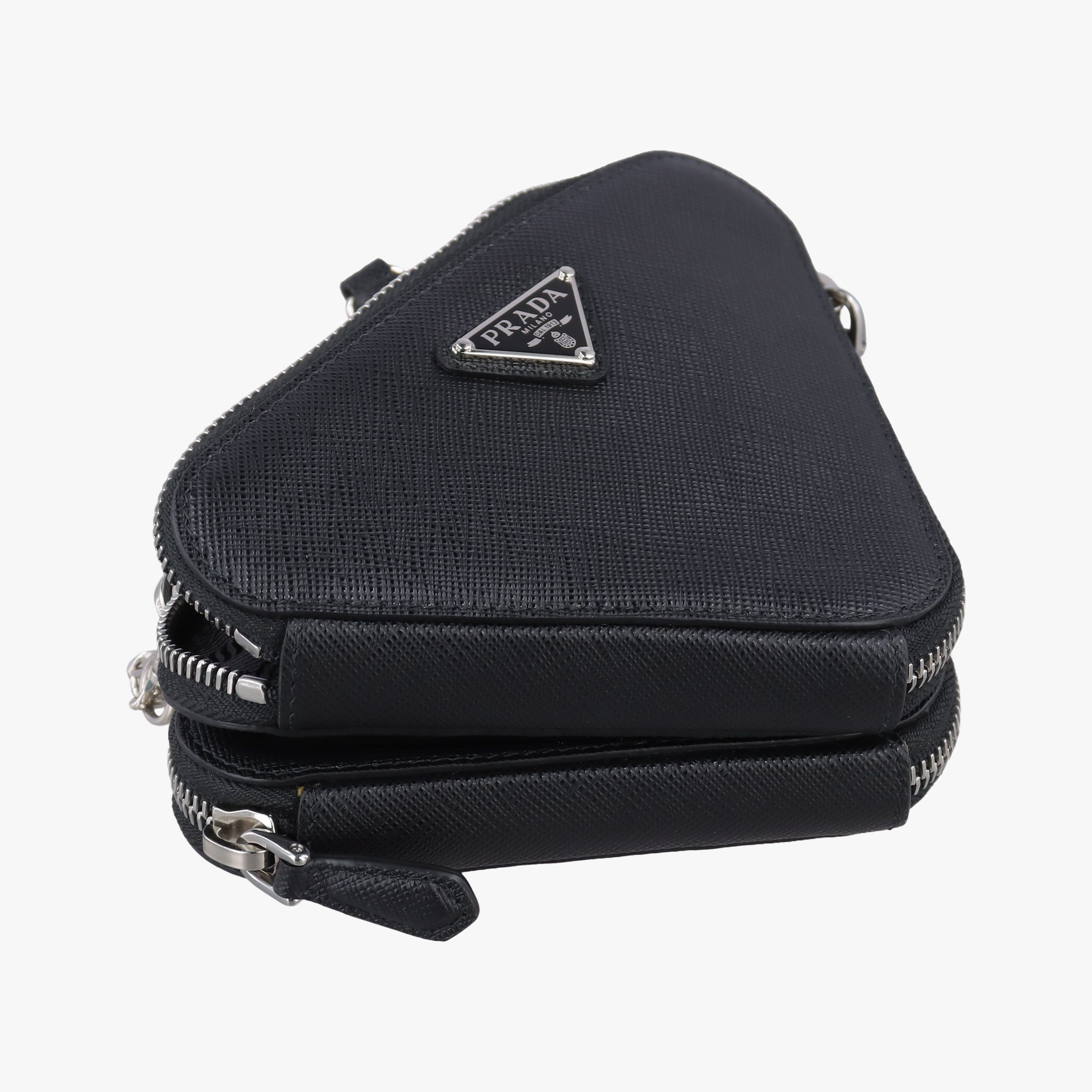 Triangle Logo Plate Black SAFFIANO Leather 1NR015 62トライアングルロゴ ブラック サフィアーノレザー 1NR015 62