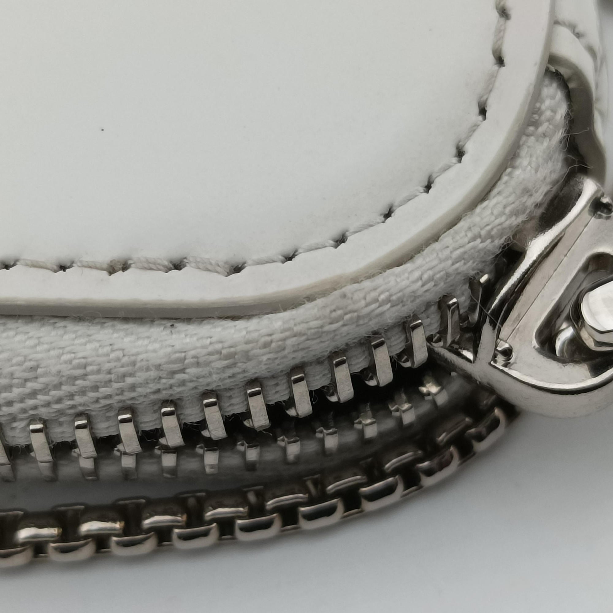 Triangle Chain Pouch White Leather 230-Aトライアングル チェーン ポーチ ホワイト レザー 230-A