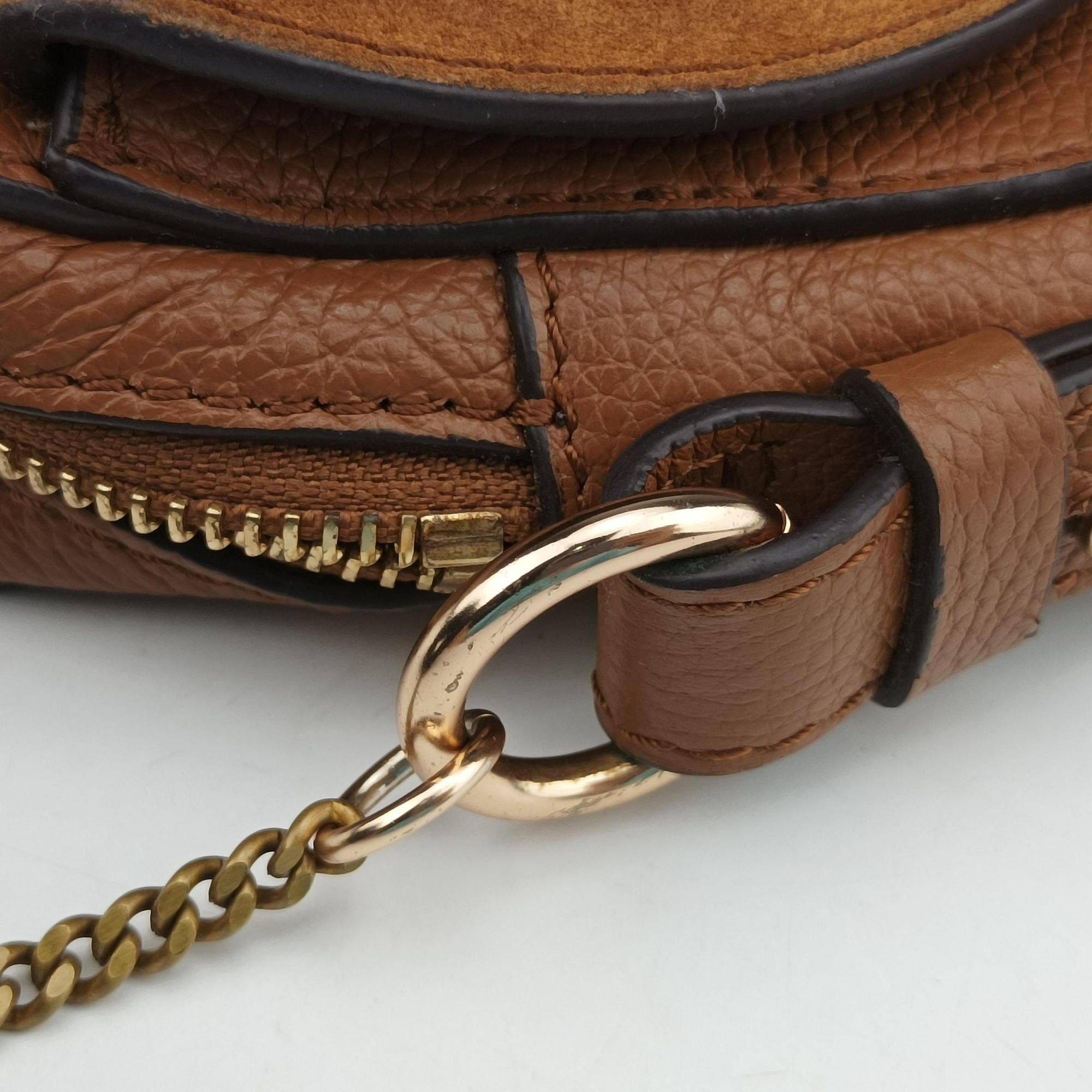 Joan Brown Suede × Leather 03-20-86585リボットホースヘッドフラップ ブラウン スエード × レザー ジョアン 03-20-86585