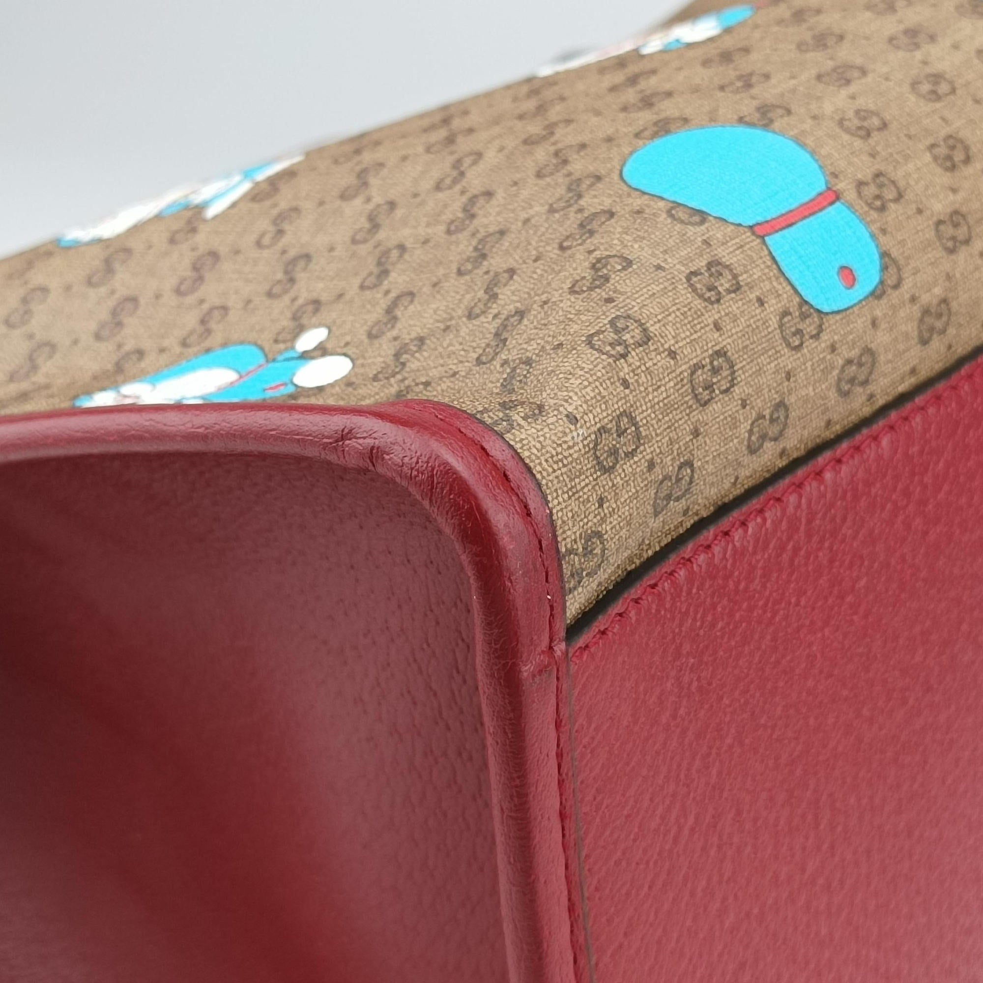 Fujiko-Pro Doraemon Micro GG Supreme Beige × Red × Multicolor PVC coated canvas×Leather 653952 B033864026フジコ プロ ドラえもん マイクロGGスプリーム ベージュ×レッド×マルチカラー PVCコーティングキャンバス×レザー 653952 B033864026