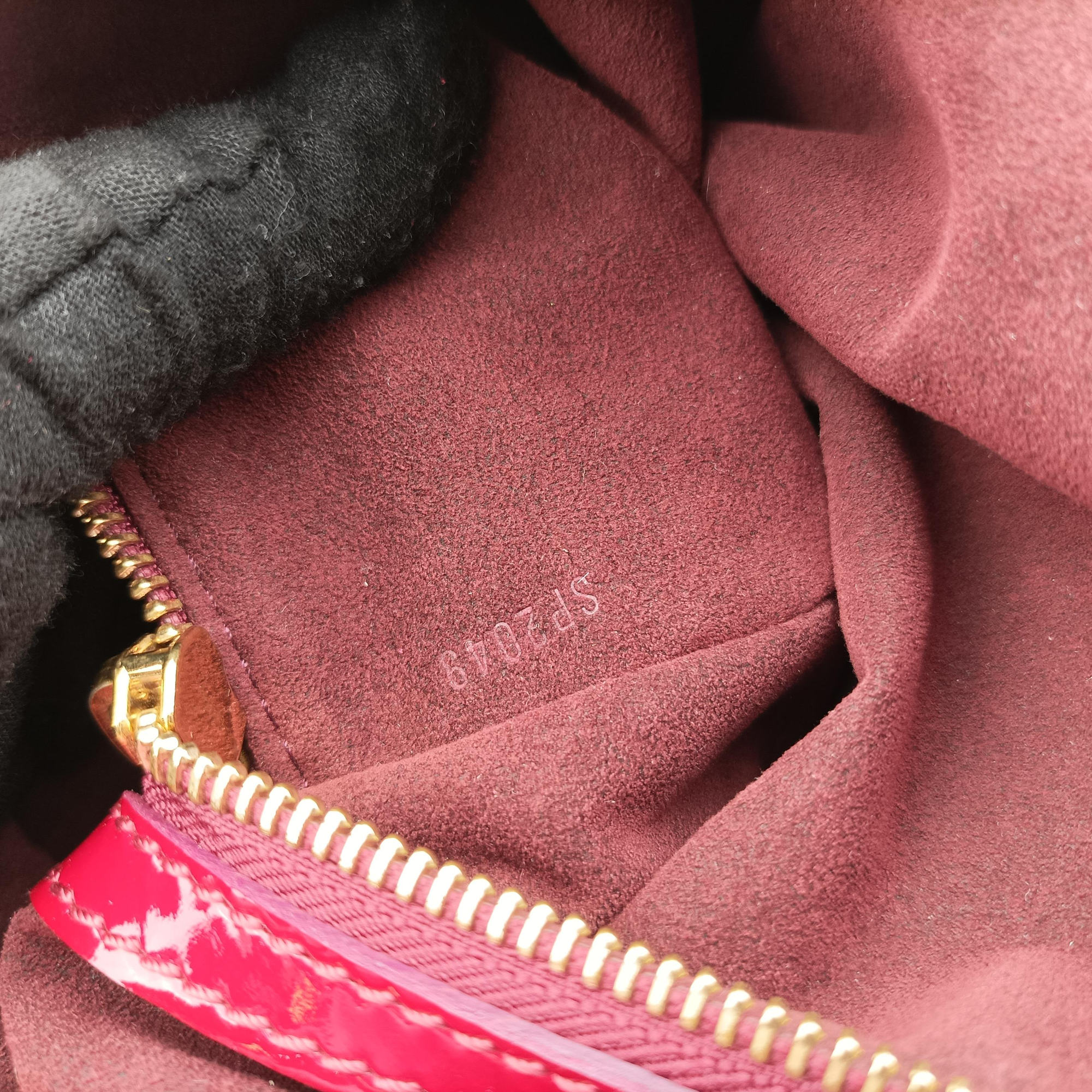 Surya L Cerise Vernis M95880 SP2049スーリヤ L スリーズ ヴェルニ M95880 SP2049