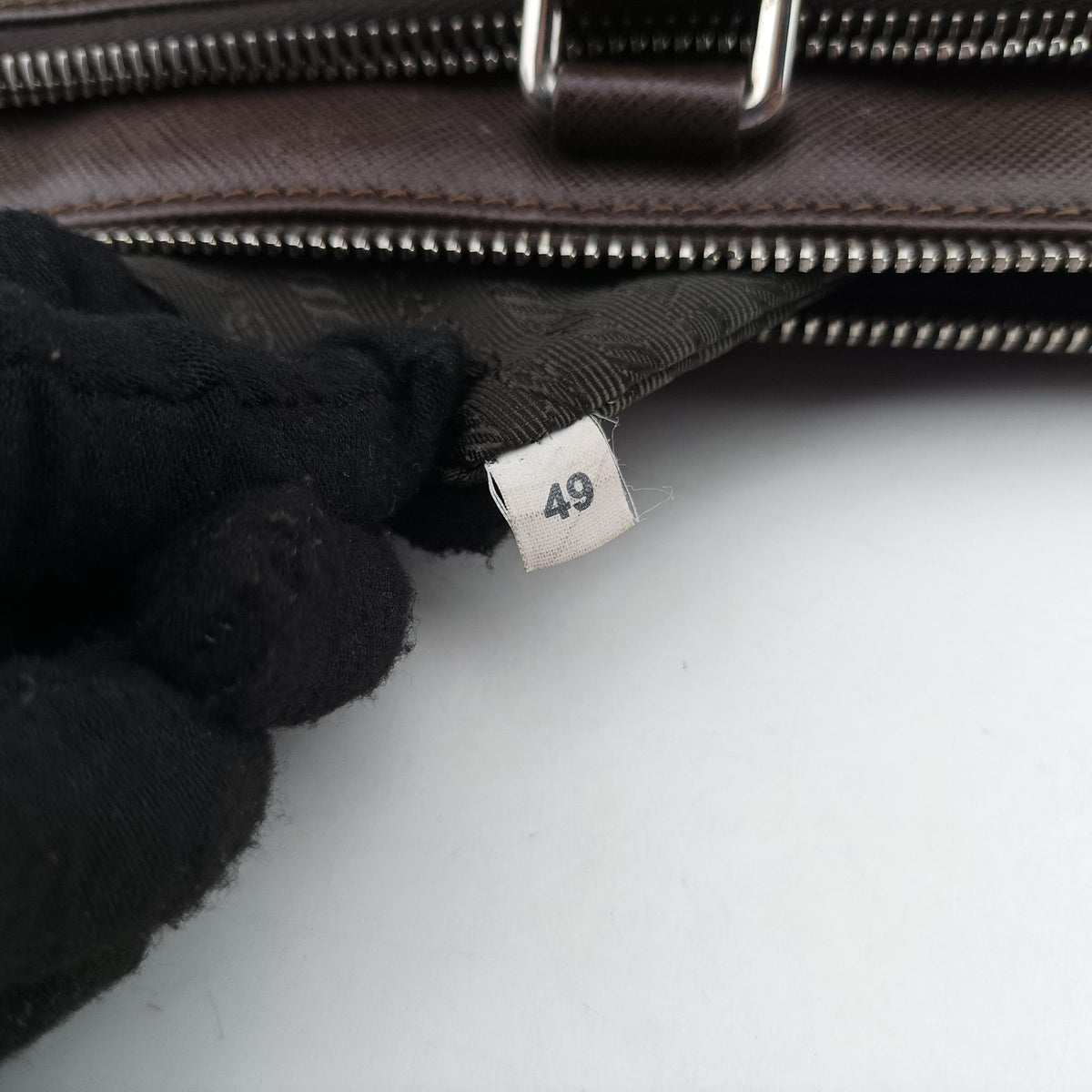 Triangle Logo Plate Brown Saffiano Leather VR0023 49三角 ロゴ プレート ブラウン サフィアーノレザー VR0023 49