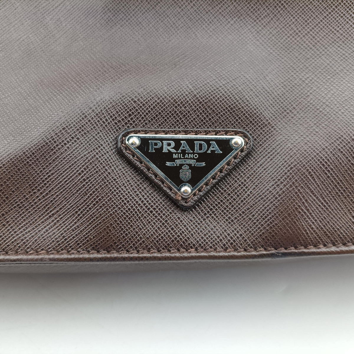 Triangle Logo Plate Brown Saffiano Leather VR0023 49三角 ロゴ プレート ブラウン サフィアーノレザー VR0023 49