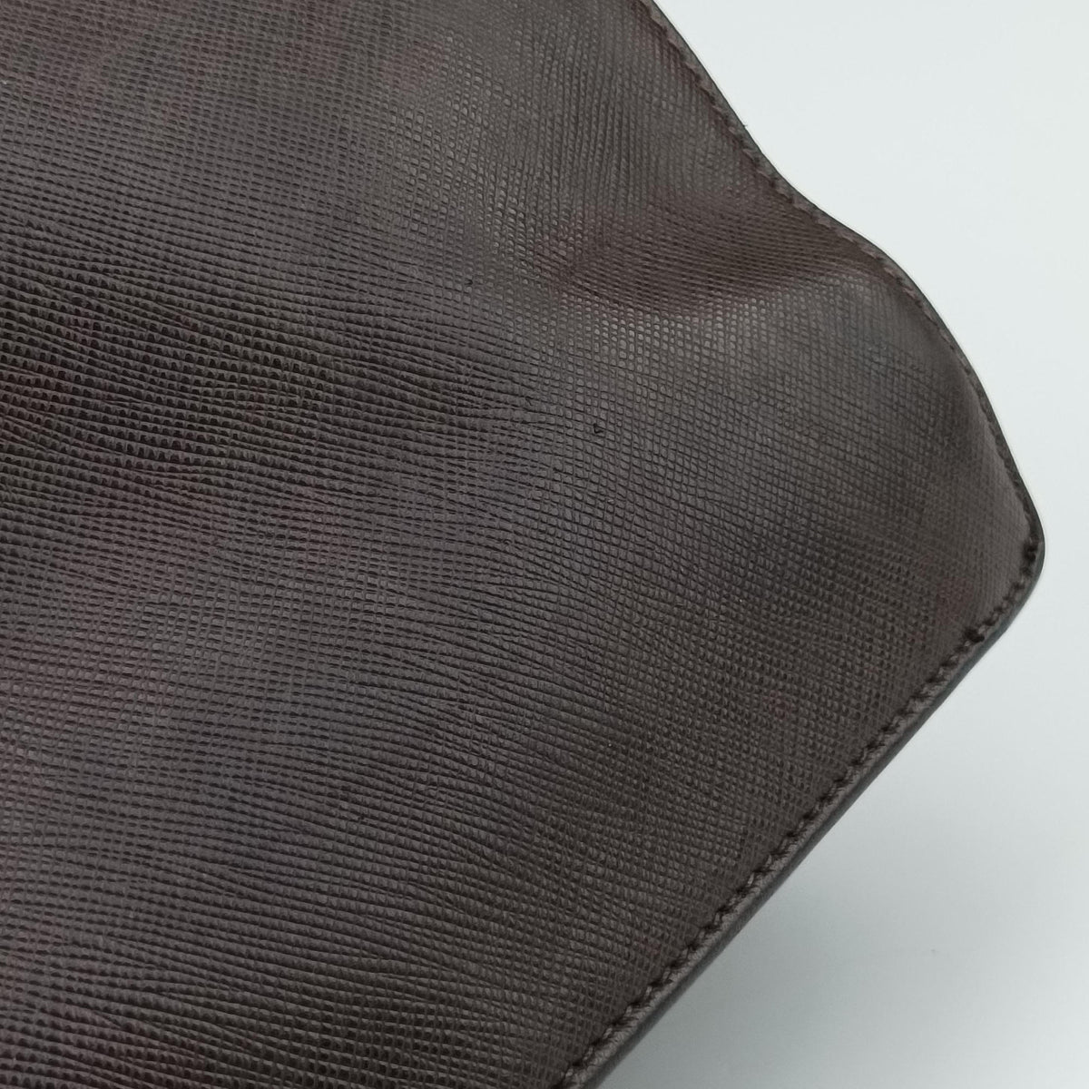 Triangle Logo Plate Brown Saffiano Leather VR0023 49三角 ロゴ プレート ブラウン サフィアーノレザー VR0023 49