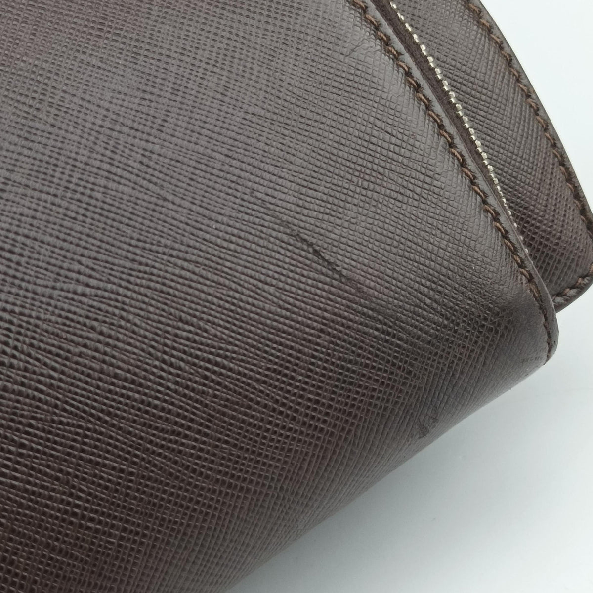 Triangle Logo Plate Brown Saffiano Leather VR0023 49三角 ロゴ プレート ブラウン サフィアーノレザー VR0023 49