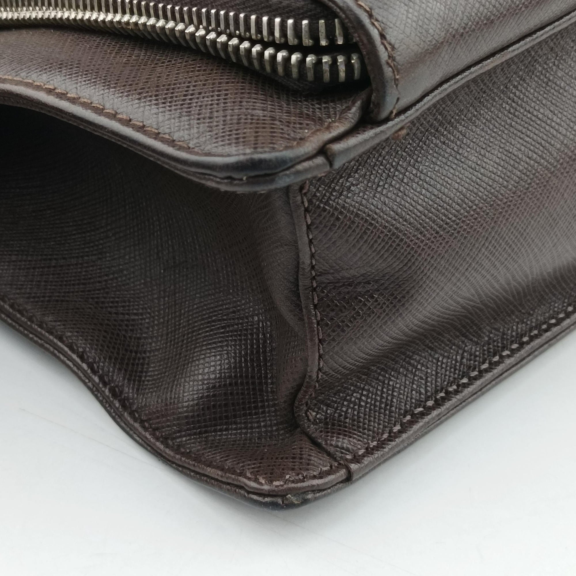 Triangle Logo Plate Brown Saffiano Leather VR0023 49三角 ロゴ プレート ブラウン サフィアーノレザー VR0023 49