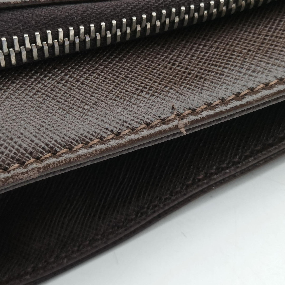 Triangle Logo Plate Brown Saffiano Leather VR0023 49三角 ロゴ プレート ブラウン サフィアーノレザー VR0023 49