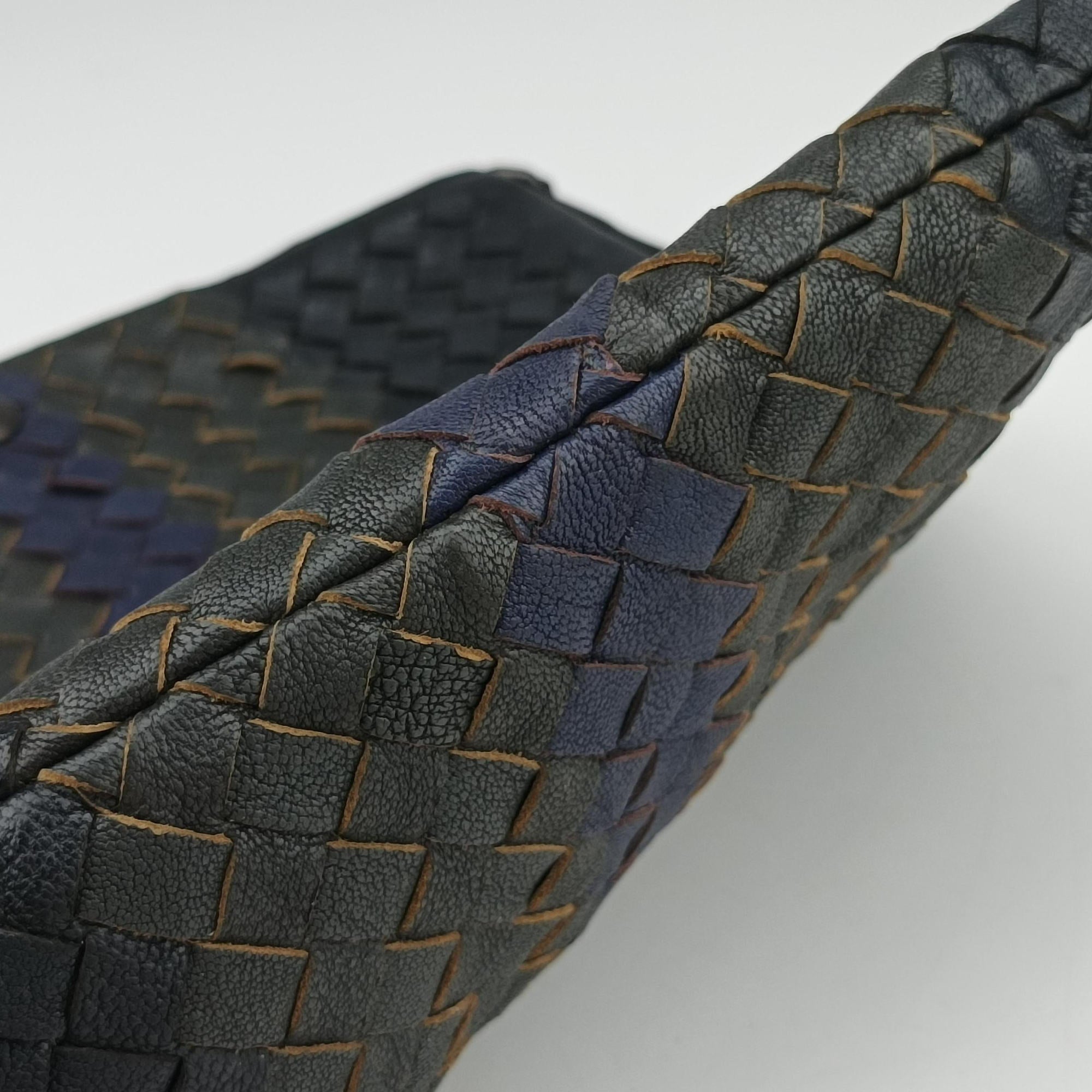 Intrecciato Dark Gray × Blue lambskin B04593134Yイントレチャート ダークグレー × ブルー ラムスキン B04593134Y