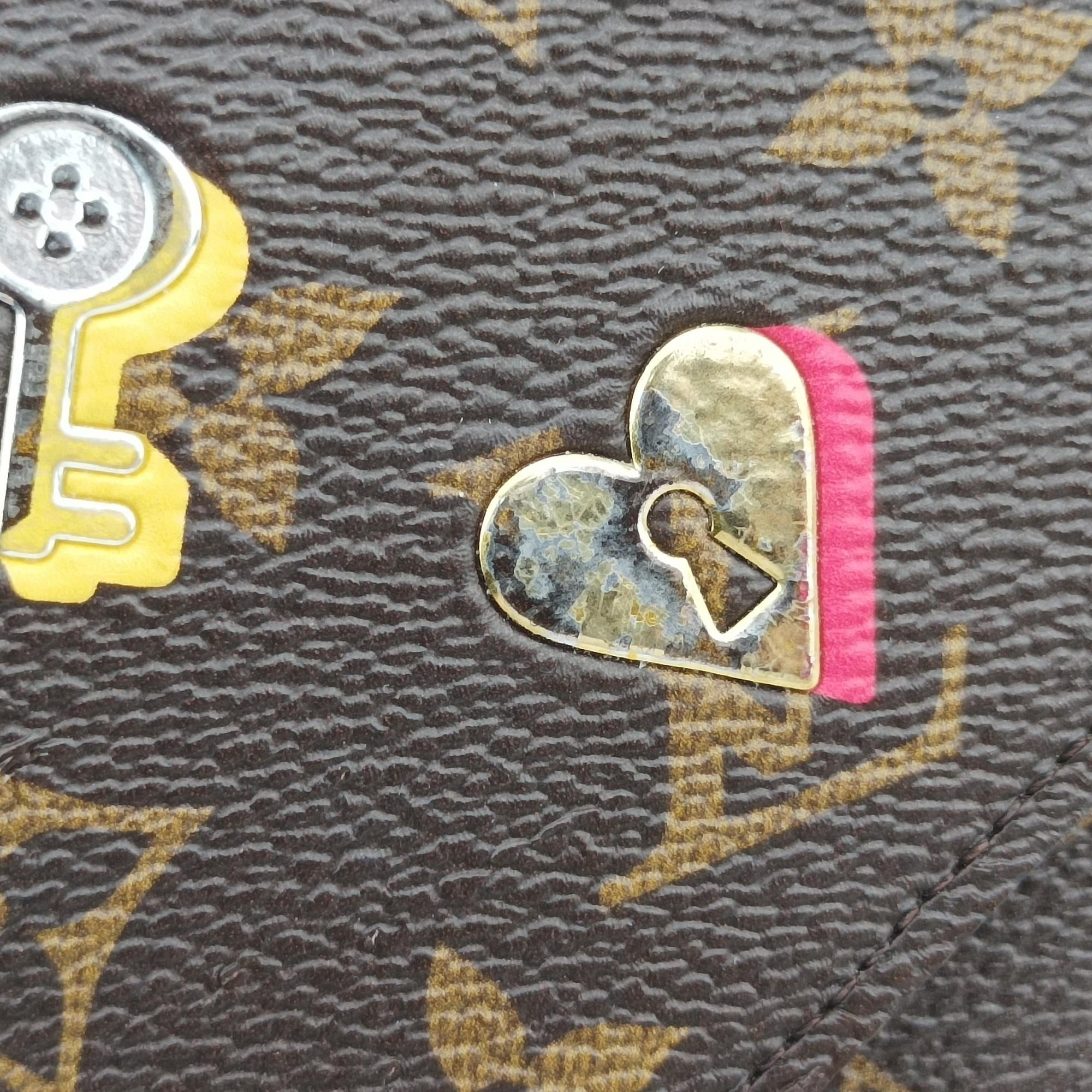 Love Lock Pochette Felicie Brown Monogram × Fuchsia Monogram PVC Coated Canvas M63999 MI5118ラブロック ポシェット フェリシー ブラウン×フューシャ モノグラムPVCコーティングキャンバス M63999 MI5118