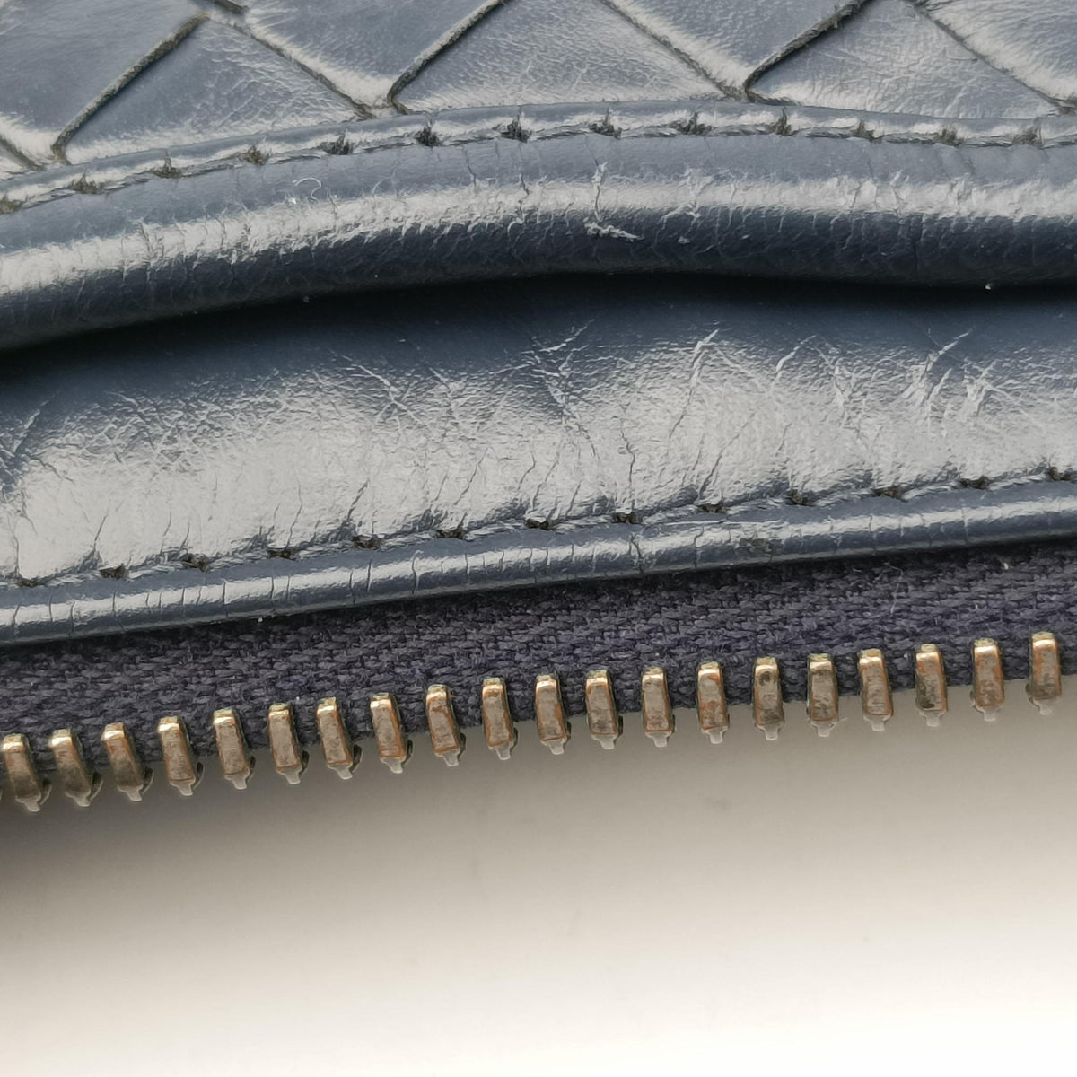 Secondhand Bottega Veneta Intrecciato Navy lambskin handbag | stylenewstar