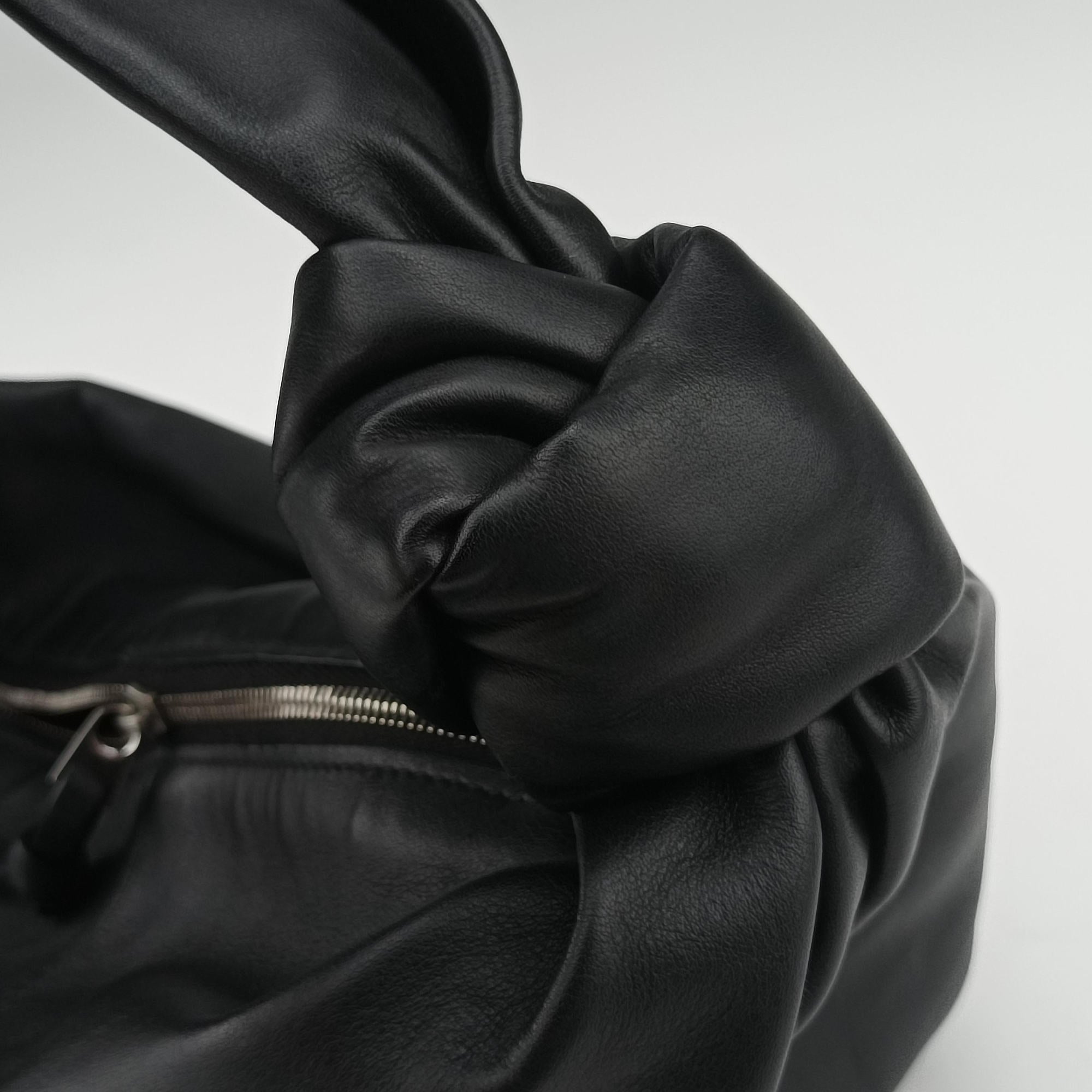 Double Knot Black lambskin P01811968Gダブルノット ミニ ブラック ラムスキン P01811968G