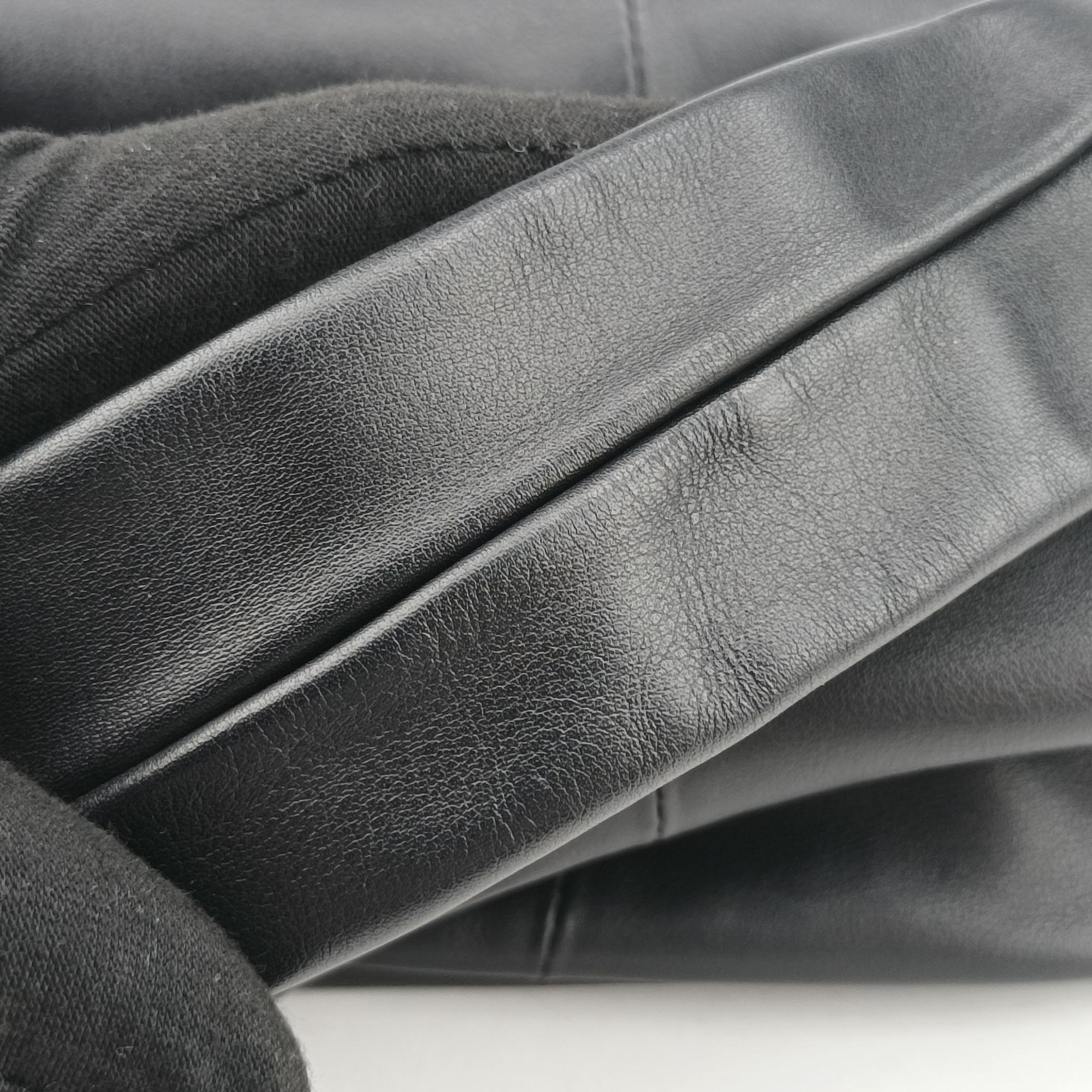 Double Knot Black lambskin P01811968Gダブルノット ミニ ブラック ラムスキン P01811968G