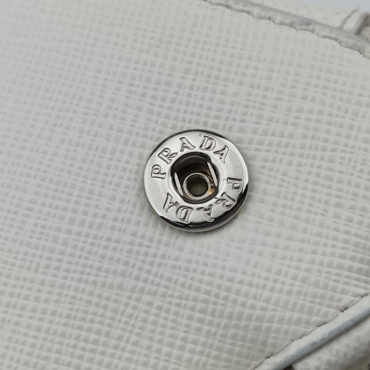 Triangle Logo Plate White SAFFIANO Leather 1NR015 234トライアングルロゴ ホワイト サフィアーノレザー 1NR015 234