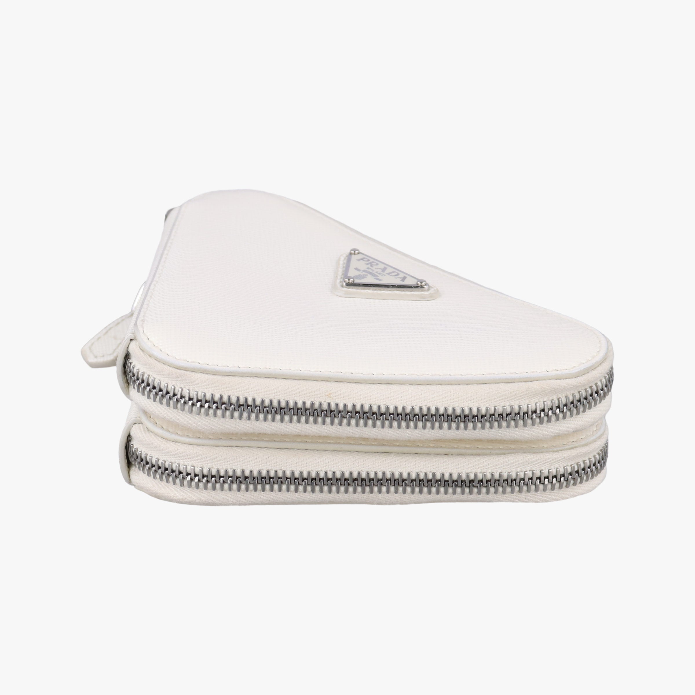 Triangle Logo Plate White SAFFIANO Leather 1NR015 234トライアングルロゴ ホワイト サフィアーノレザー 1NR015 234