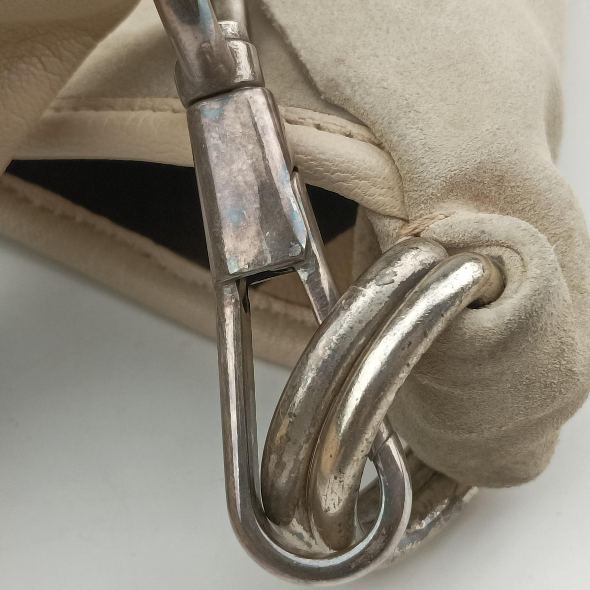 Pre-owned Yves Saint Laurent Mombasa Beige Suede 122245 handbag | stylenewstar