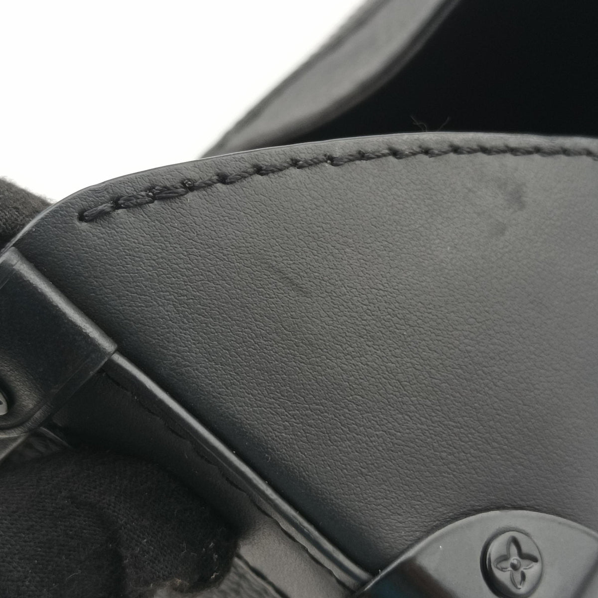 Secondhand Louis Vuitton Vertical Trunk Noir Monogram Taurillon M82070 shoulderbag | stylenewstar