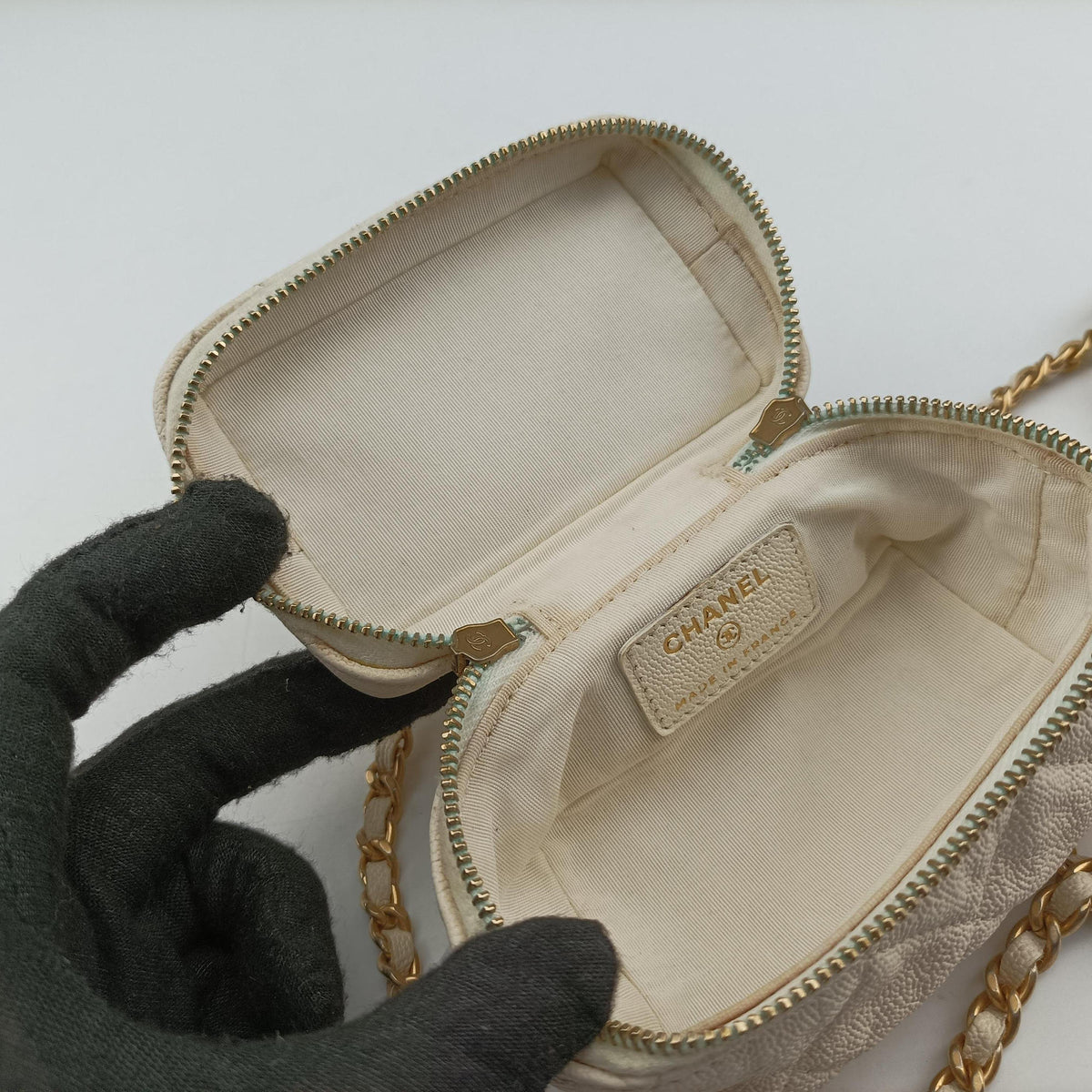 Micro Vanity Case White caviar skin AP2194 31208948マトラッセ ミニバニティ ジップアラウンド ホワイト キャビアスキン AP2194 31208948