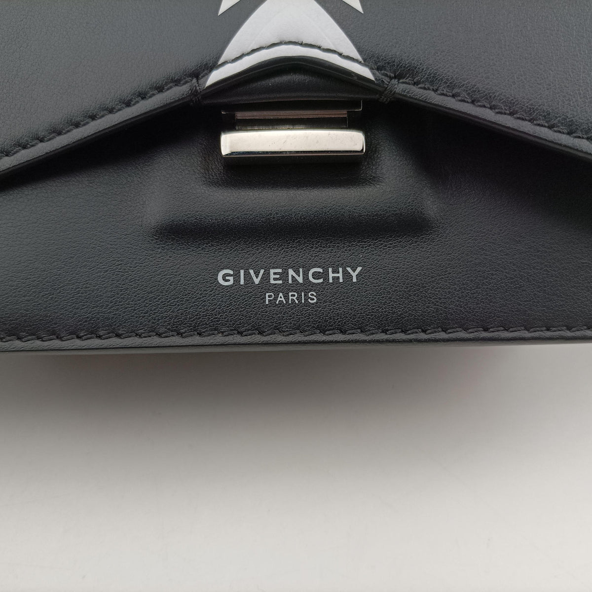Pre-owned Givenchy Bow cut Star Black x White Leather shoulderbag | stylenewstar