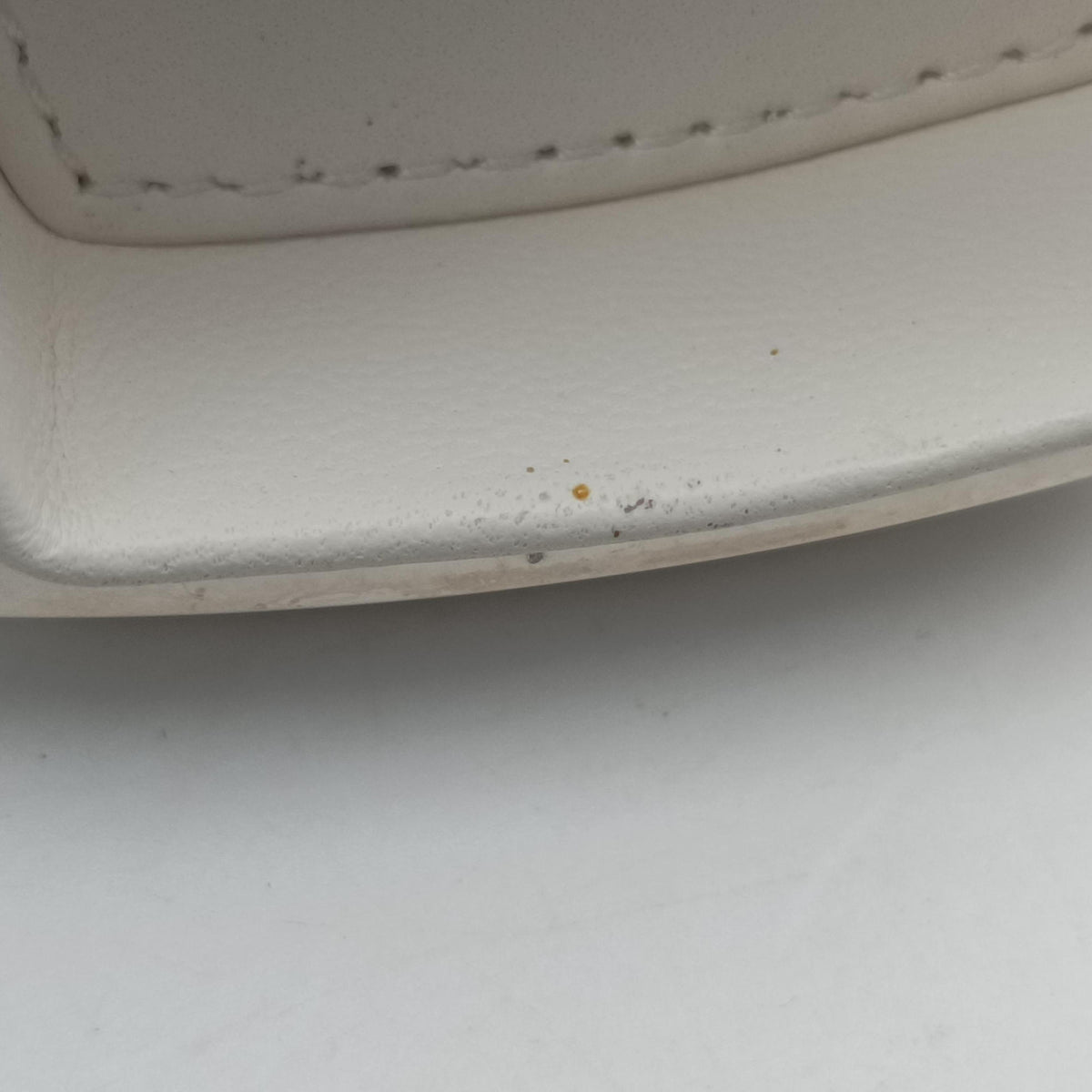 Vintage Chanel Make up box White Leather AP2425 shoulderbag | stylenewstar